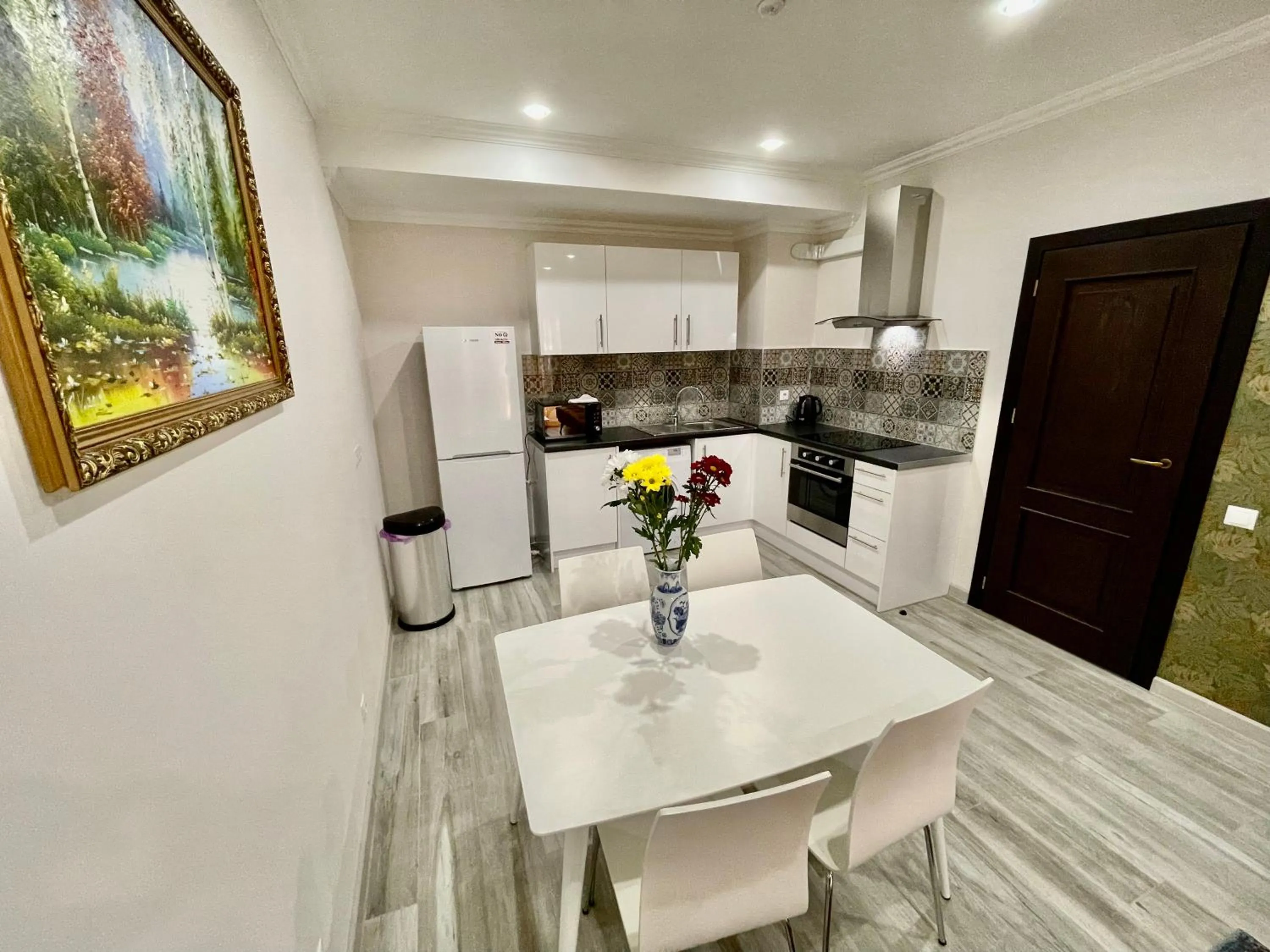 Kitchen or kitchenette in Premier City Apart Hotel Chisinau