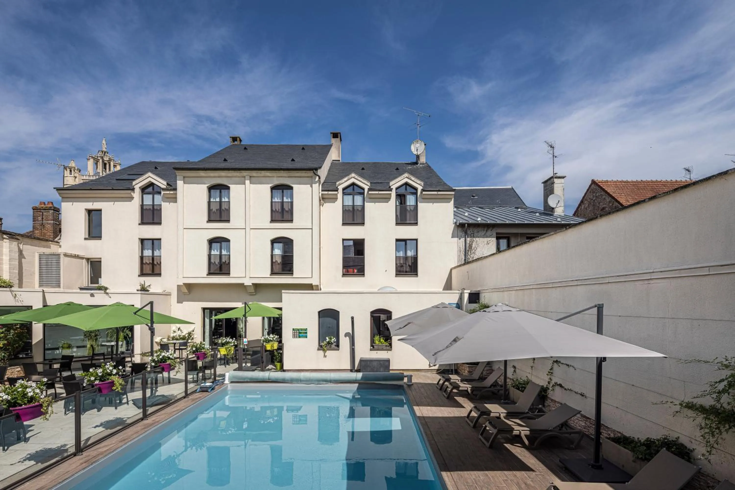 Swimming pool in Hôtel Saint Laurent