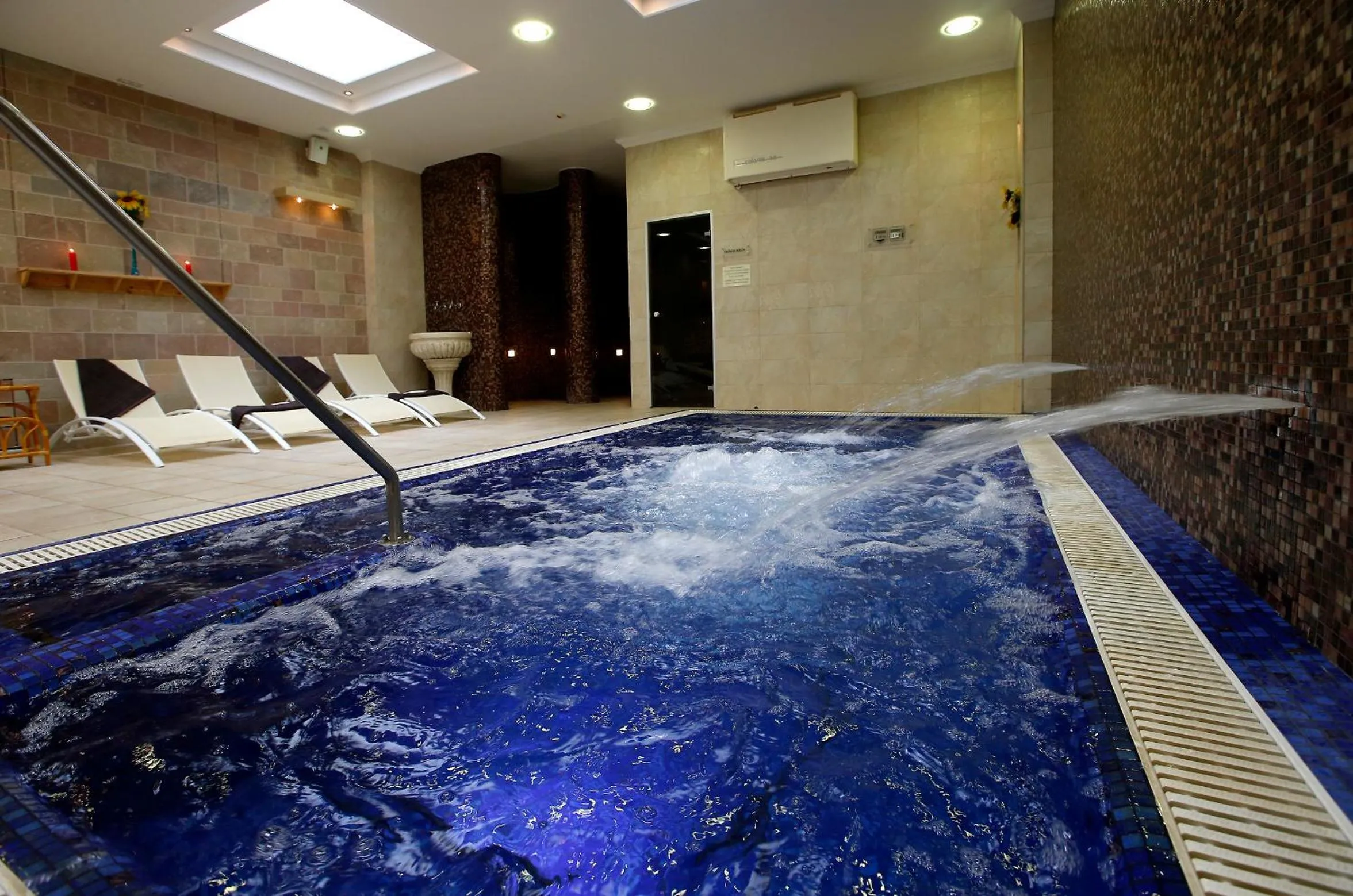 Swimming pool in Hotel Ködmön