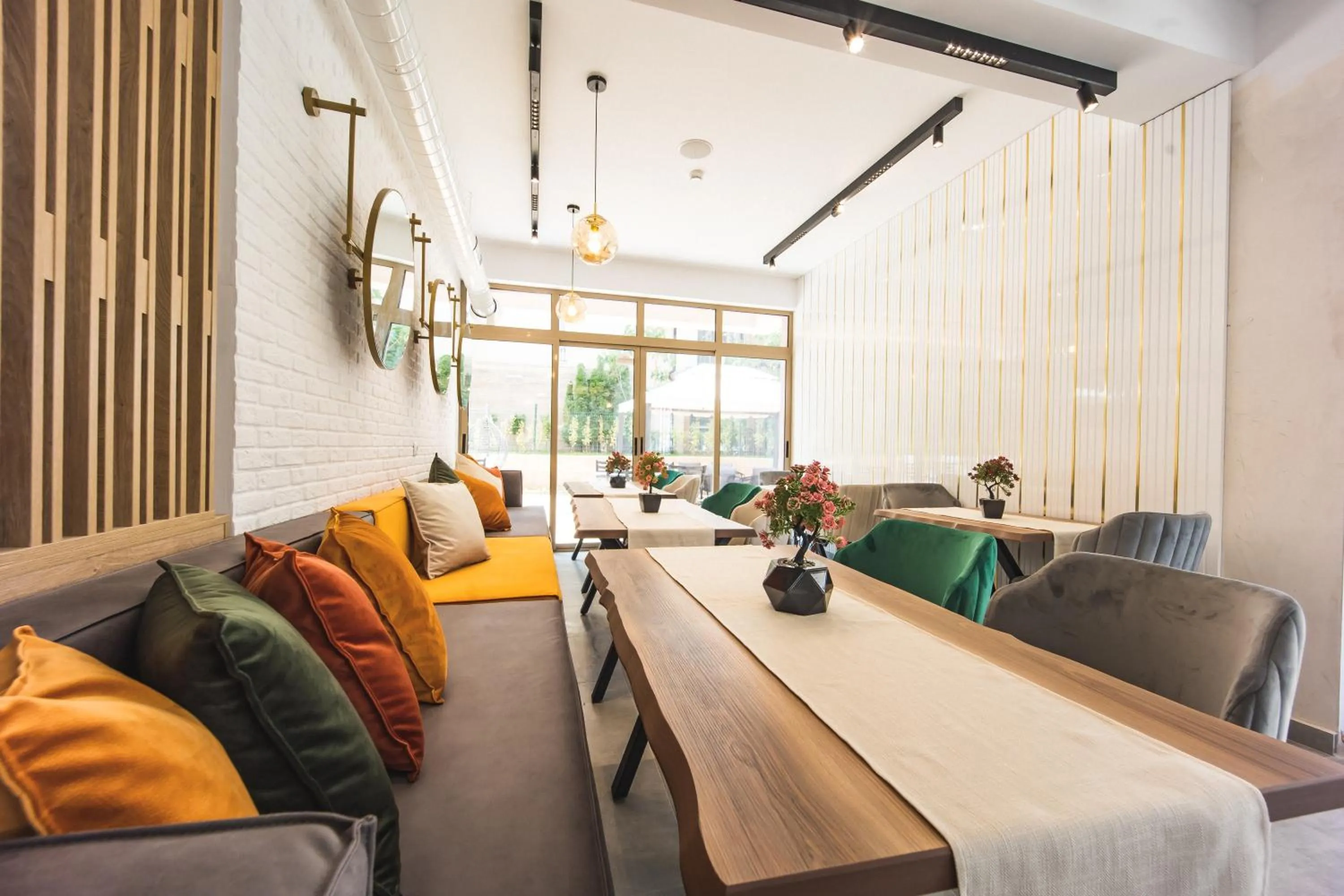 Restaurant/places to eat in Hotel Zonya