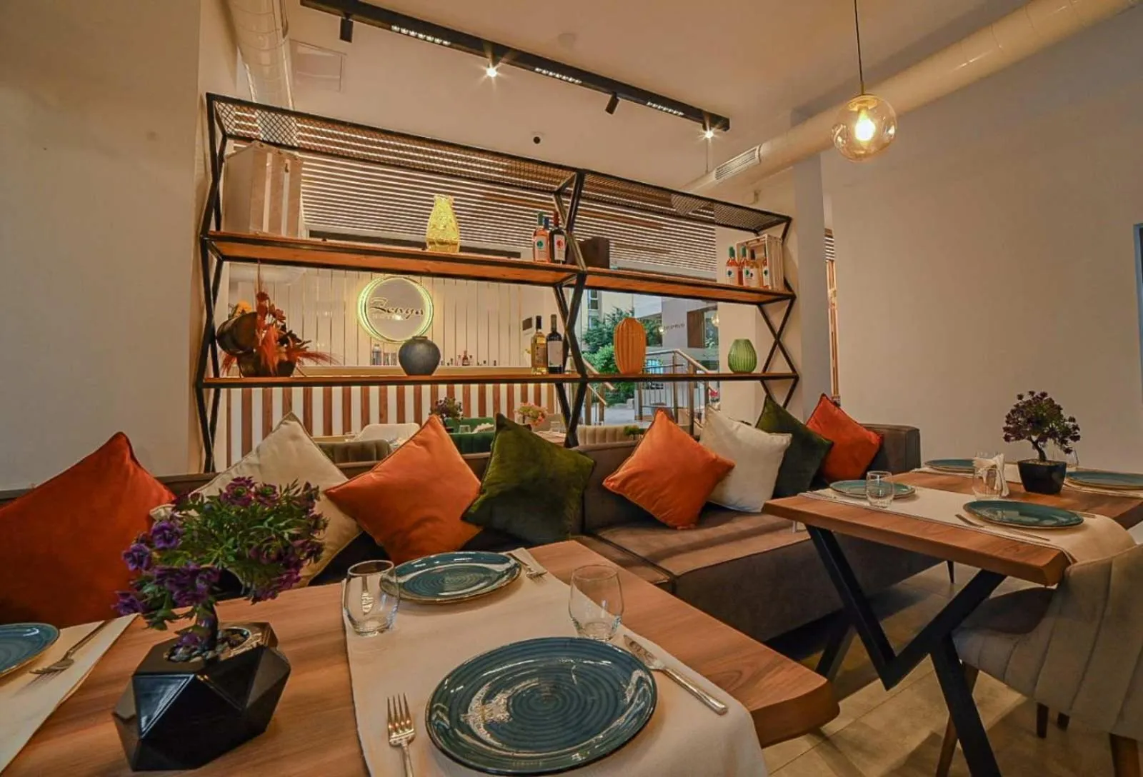 Restaurant/places to eat in Hotel Zonya