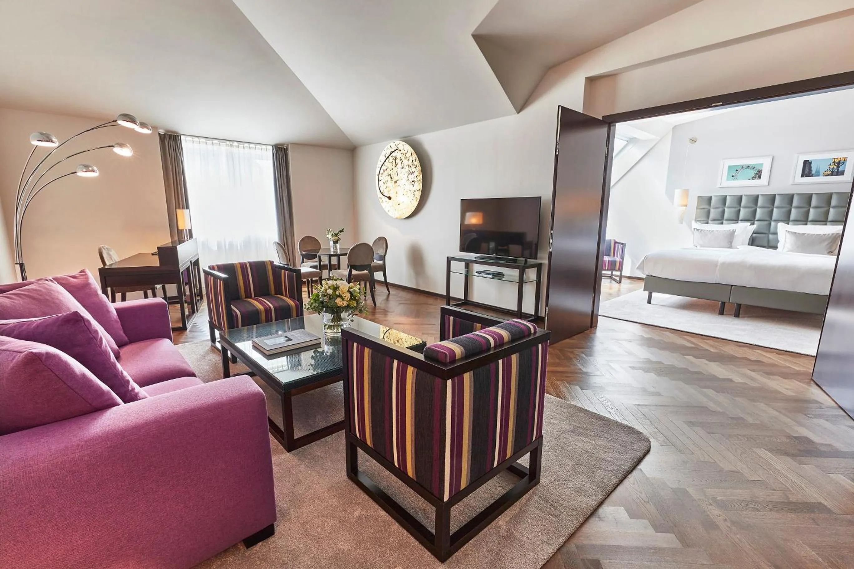 Living room, Bed in Steigenberger Hotel Herrenhof