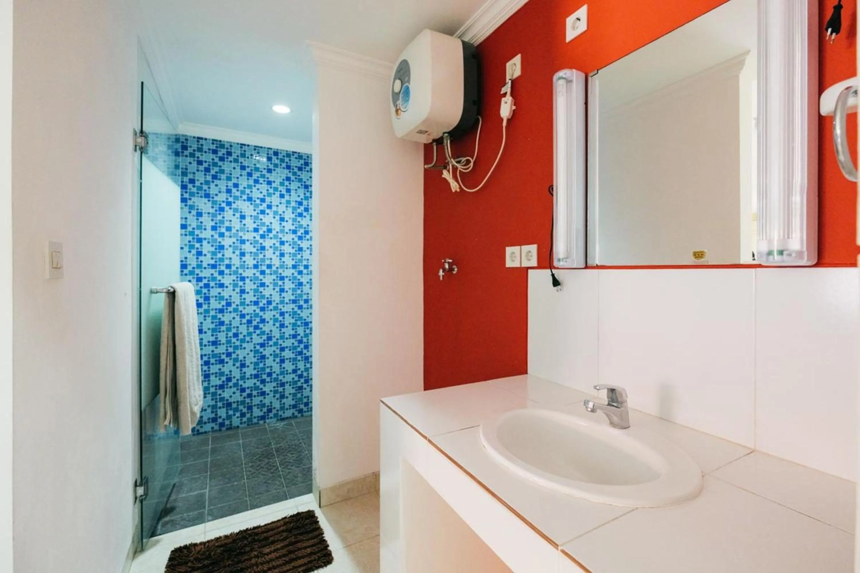 Shower in RedDoorz at Kawaii Apartment Jimbaran