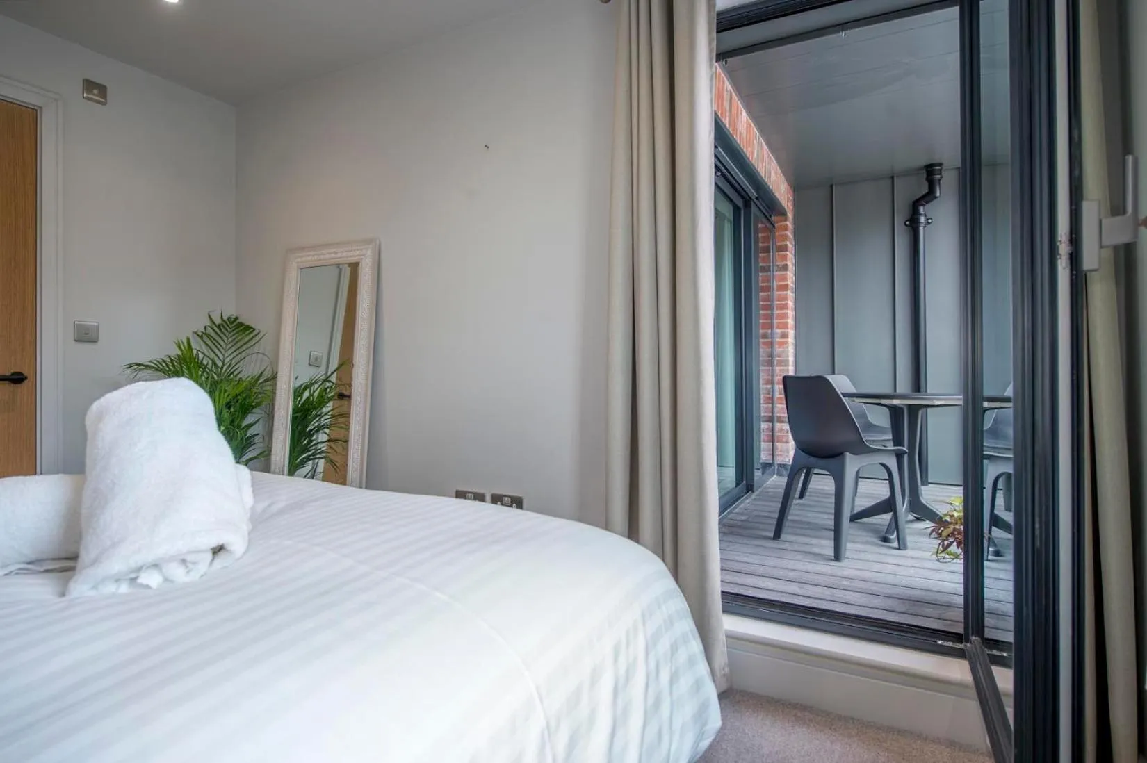 Bedroom, Bed in The Quadrant - The Palm Suite