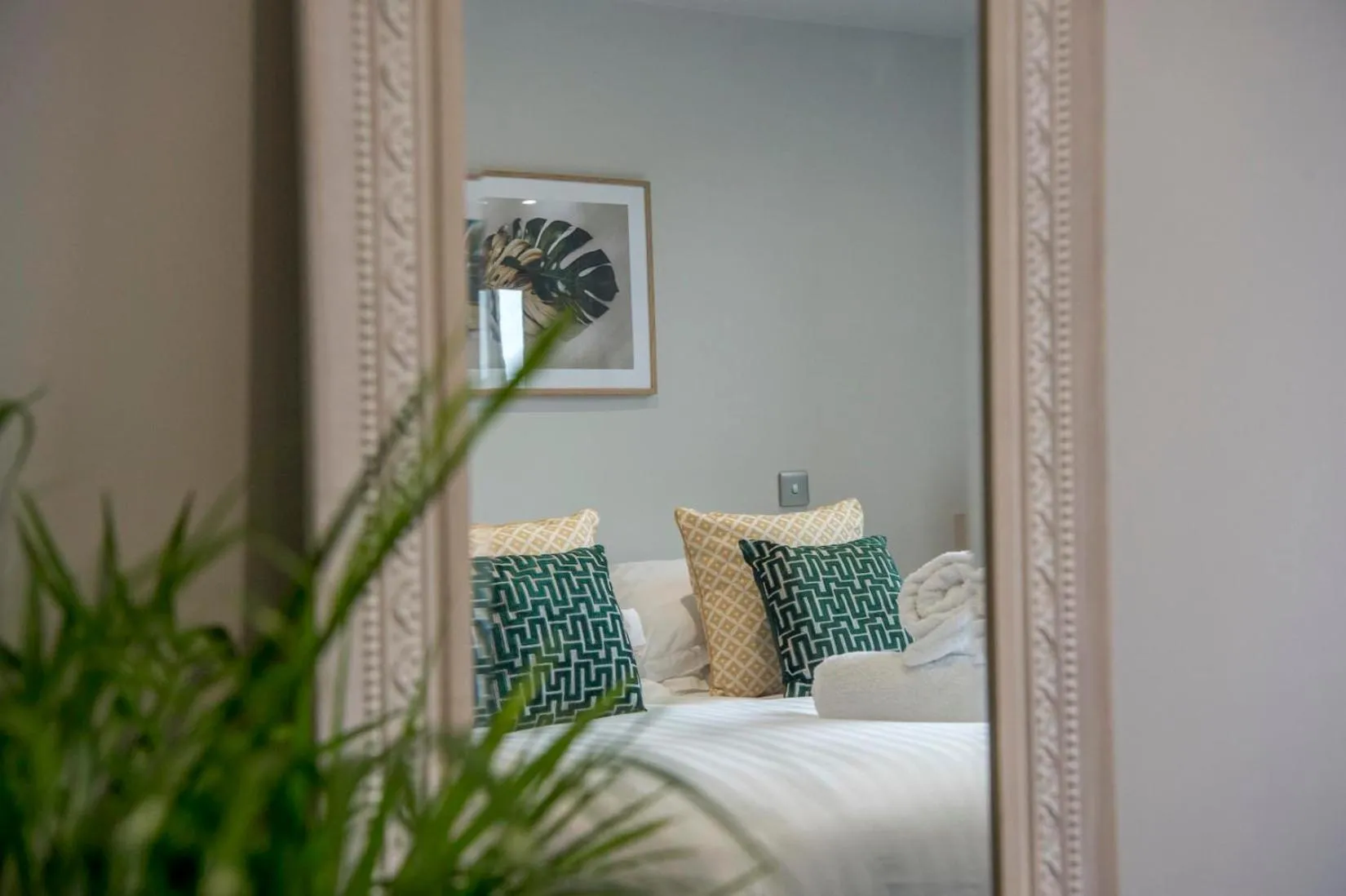 Bedroom, Bed in The Quadrant - The Palm Suite
