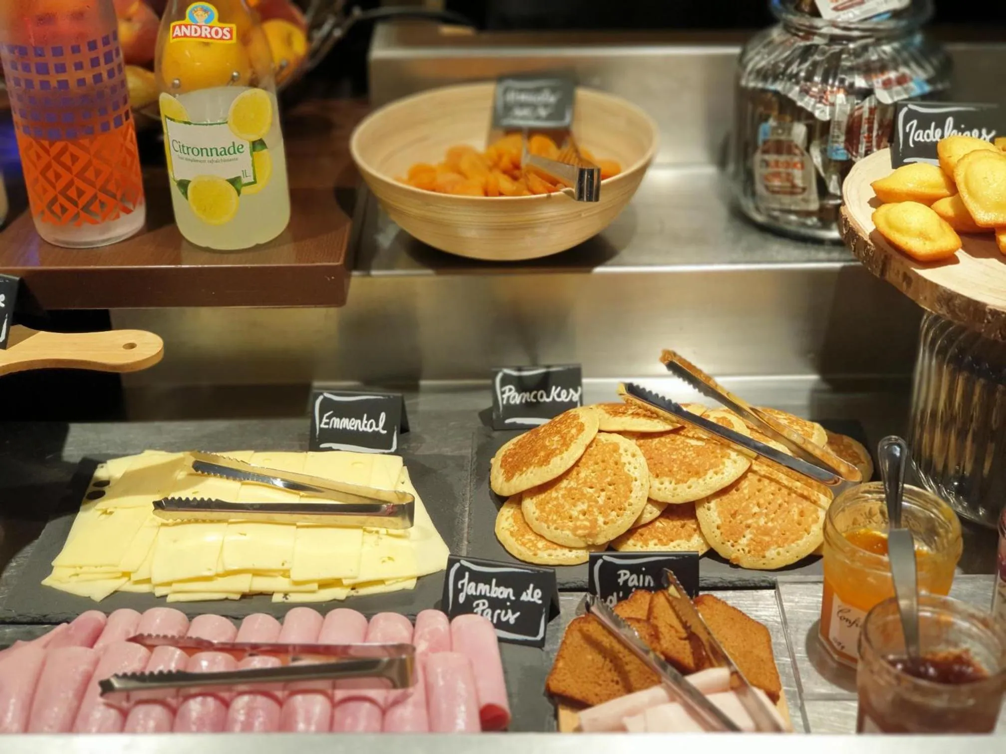 Food and drinks in Hôtel Inn Design Resto Novo Sablé