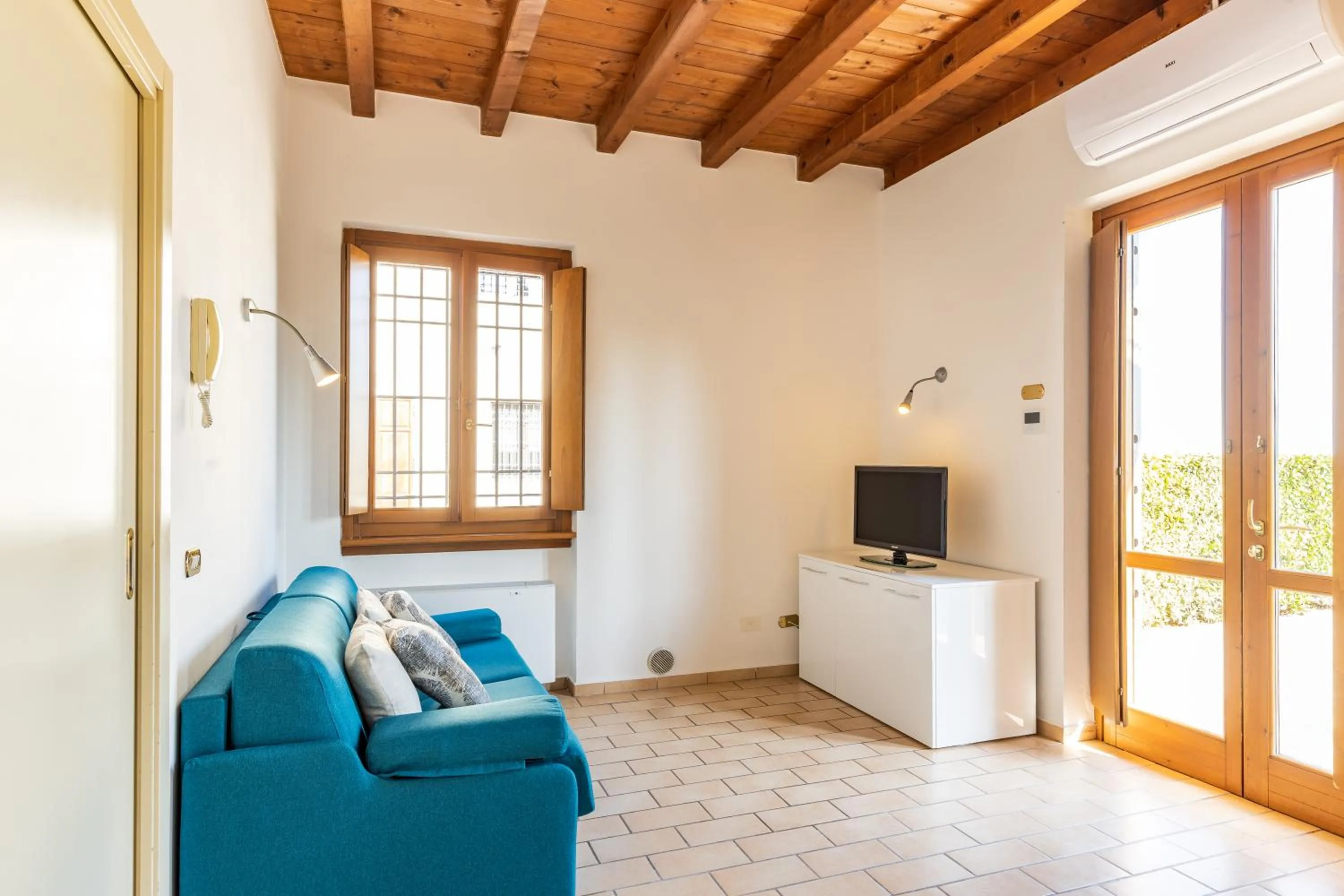 TV and multimedia in Il Casale Lonato - by Host4U