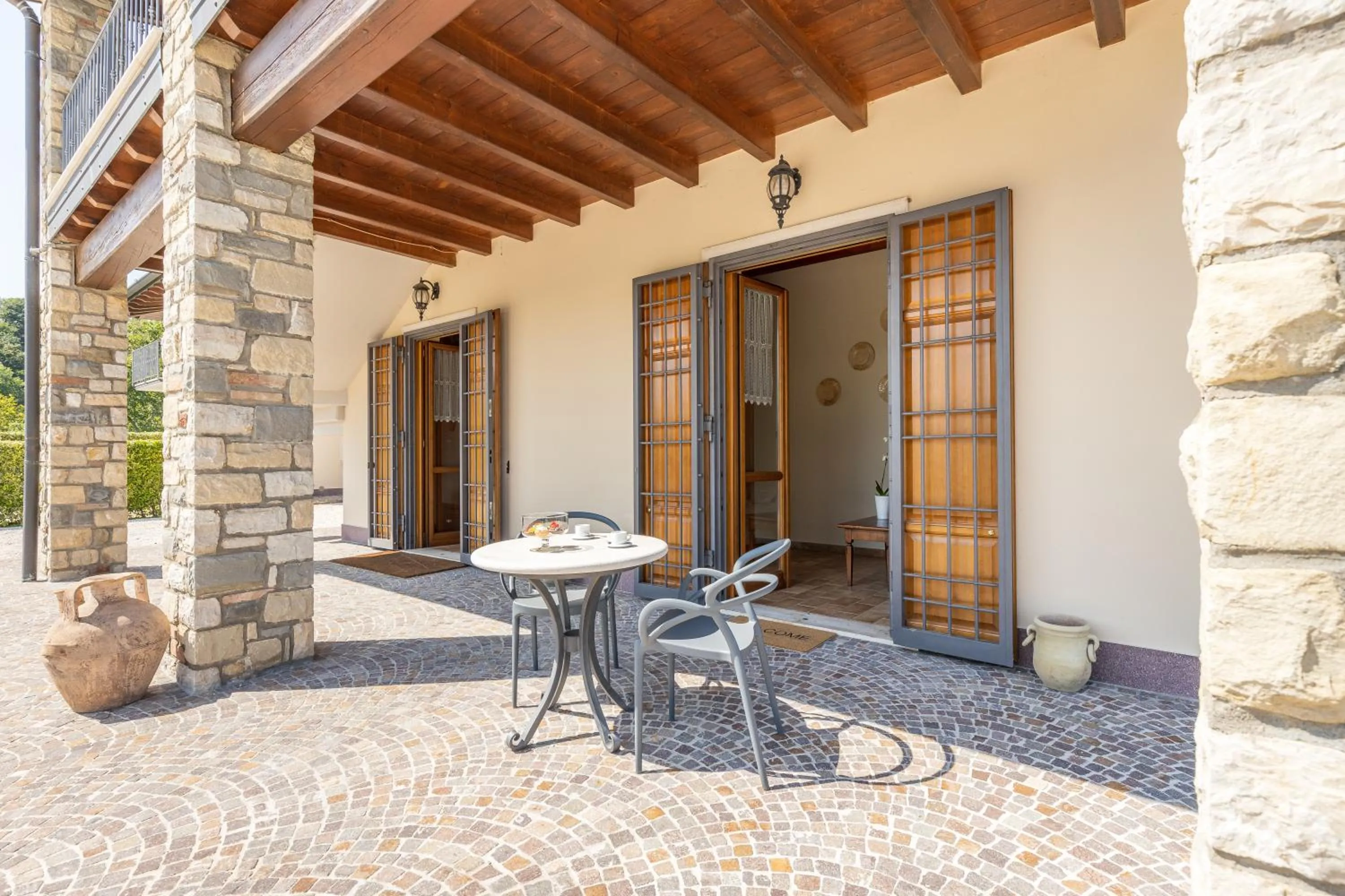 Patio in Il Casale Lonato - by Host4U