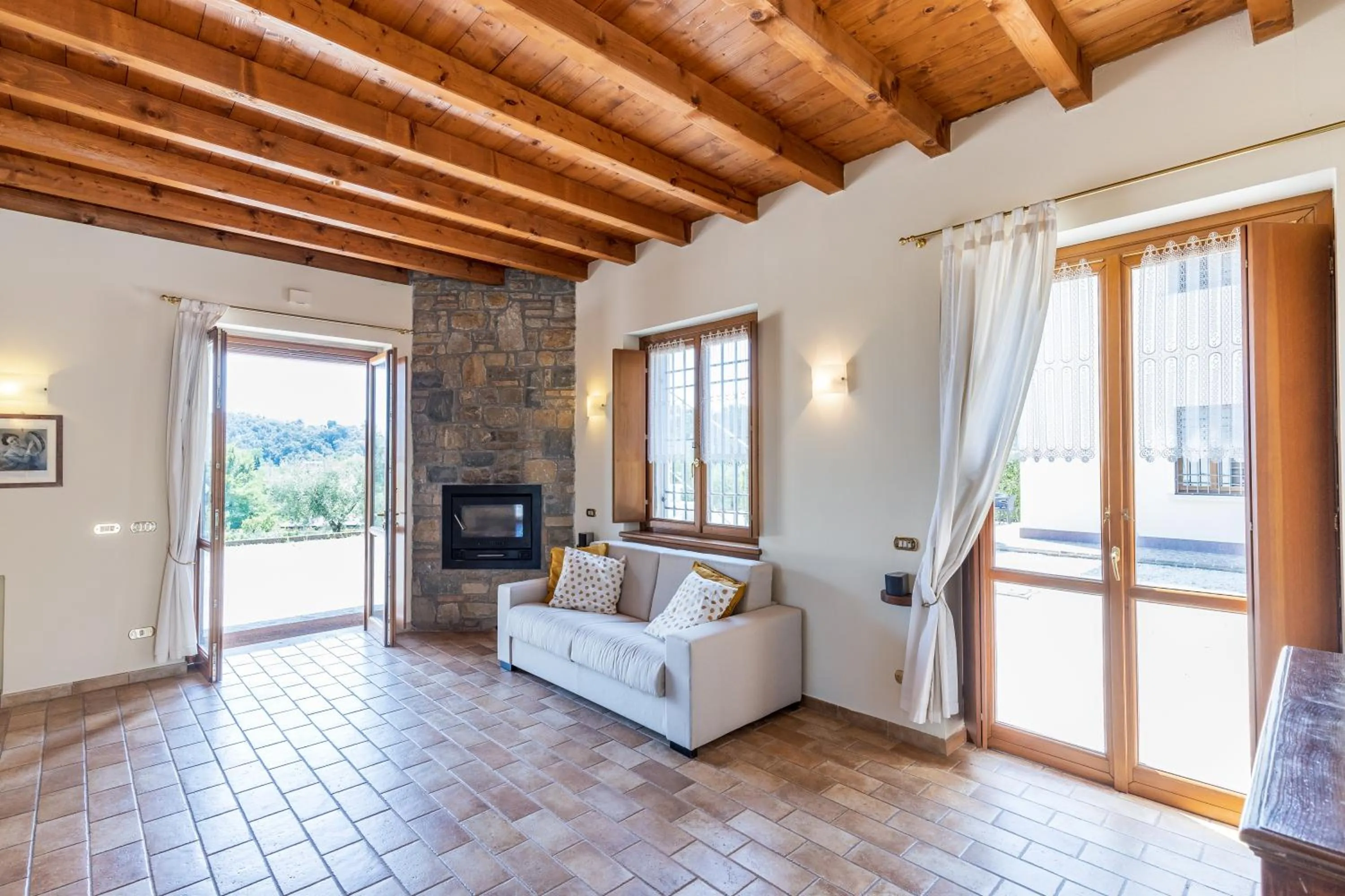 Communal lounge/ TV room in Il Casale Lonato - by Host4U