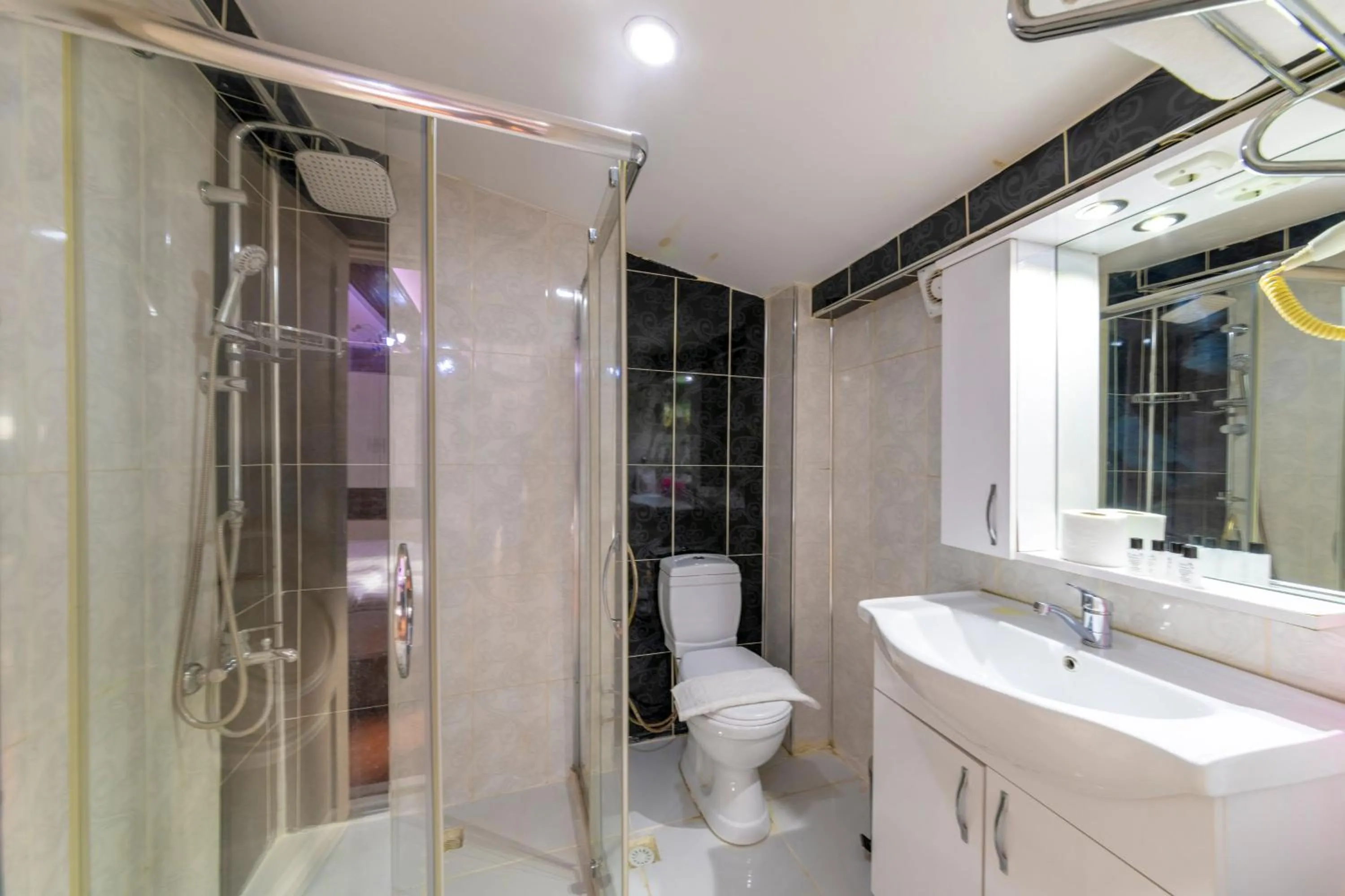 Shower in Taksim City Suites
