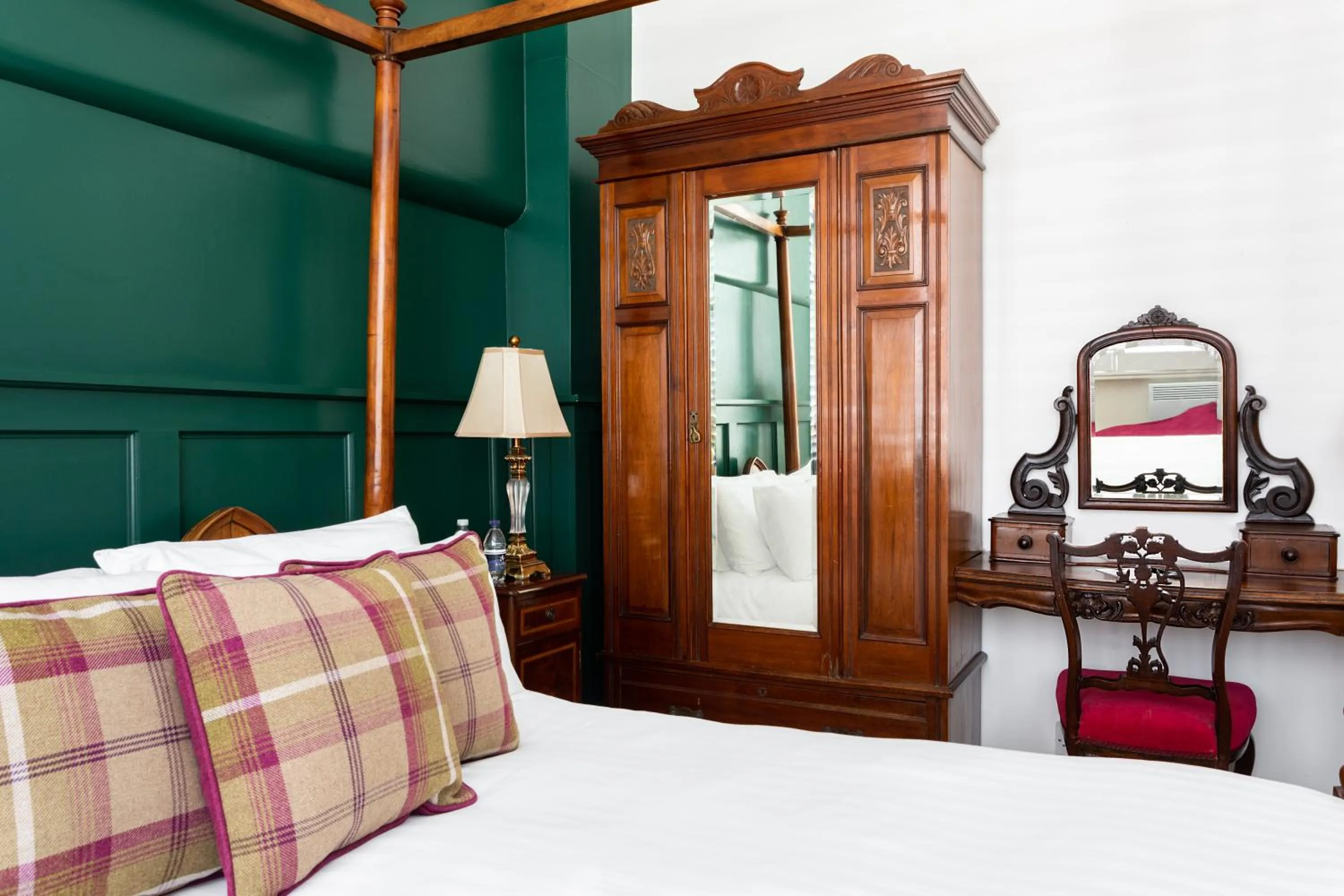 Bedroom, Bed in Staycations Maldon