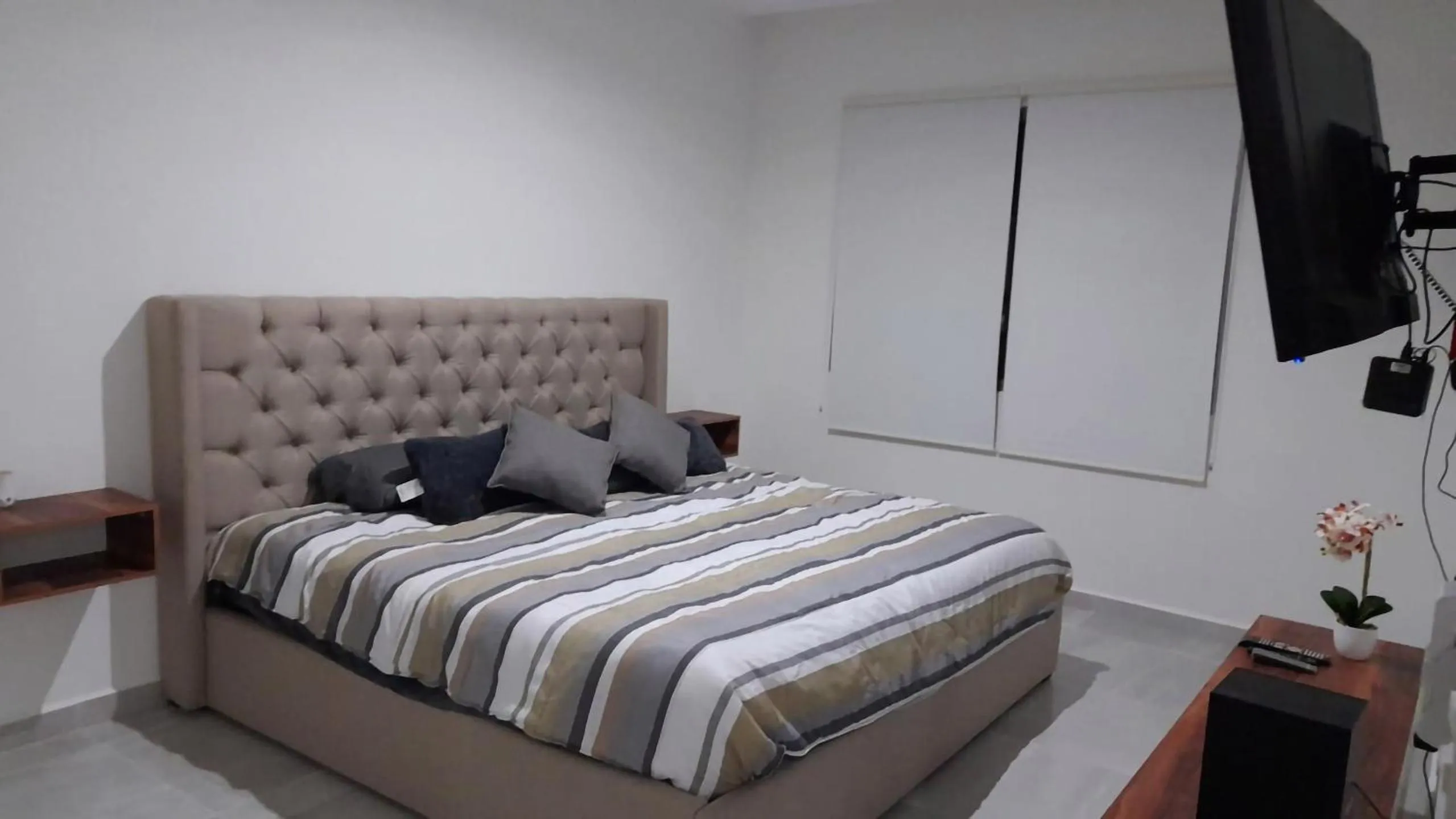 Bed in Gorgeous Apartment HOEStel Long Island!