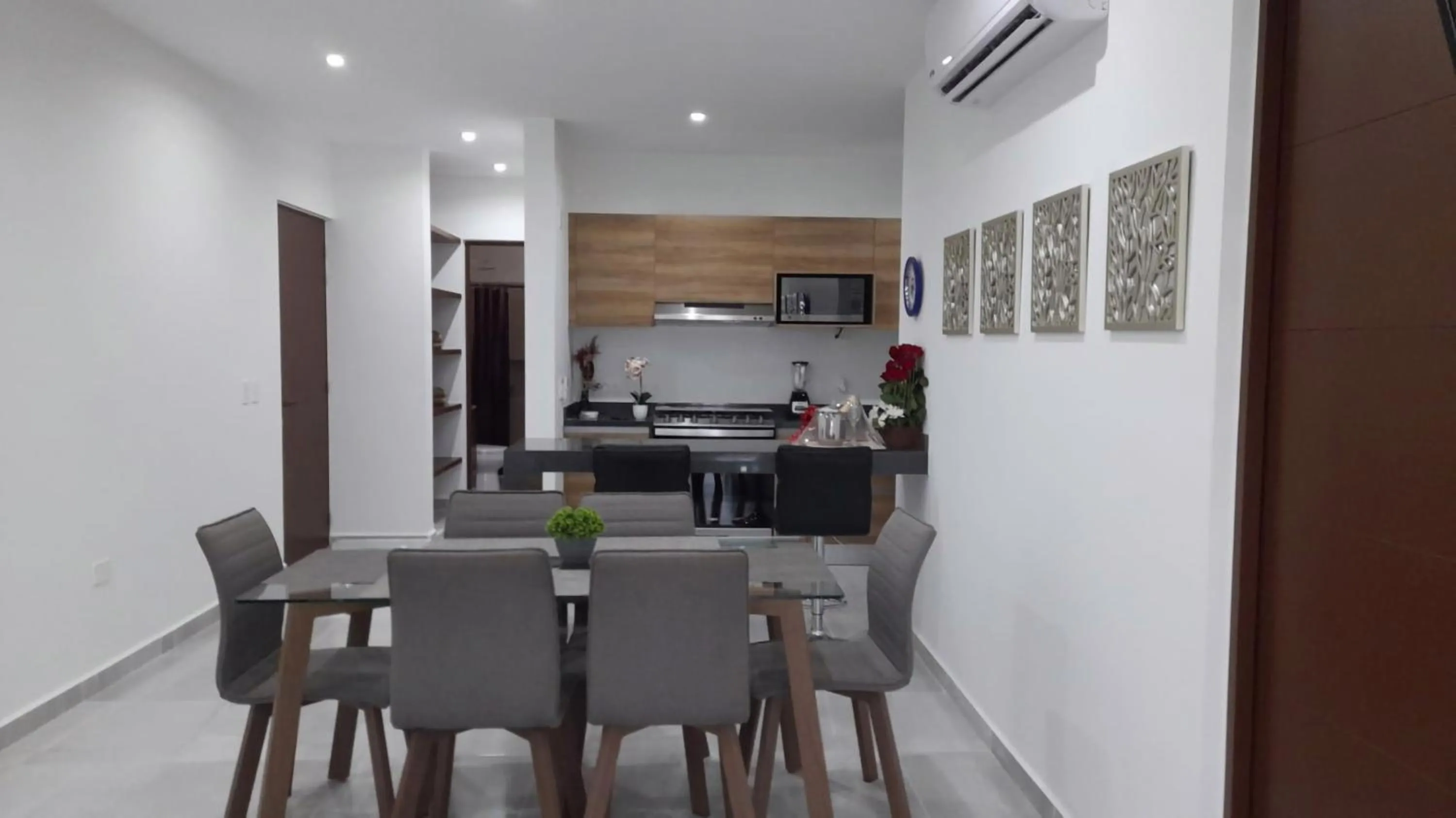 Dining area in Gorgeous Apartment HOEStel Long Island!