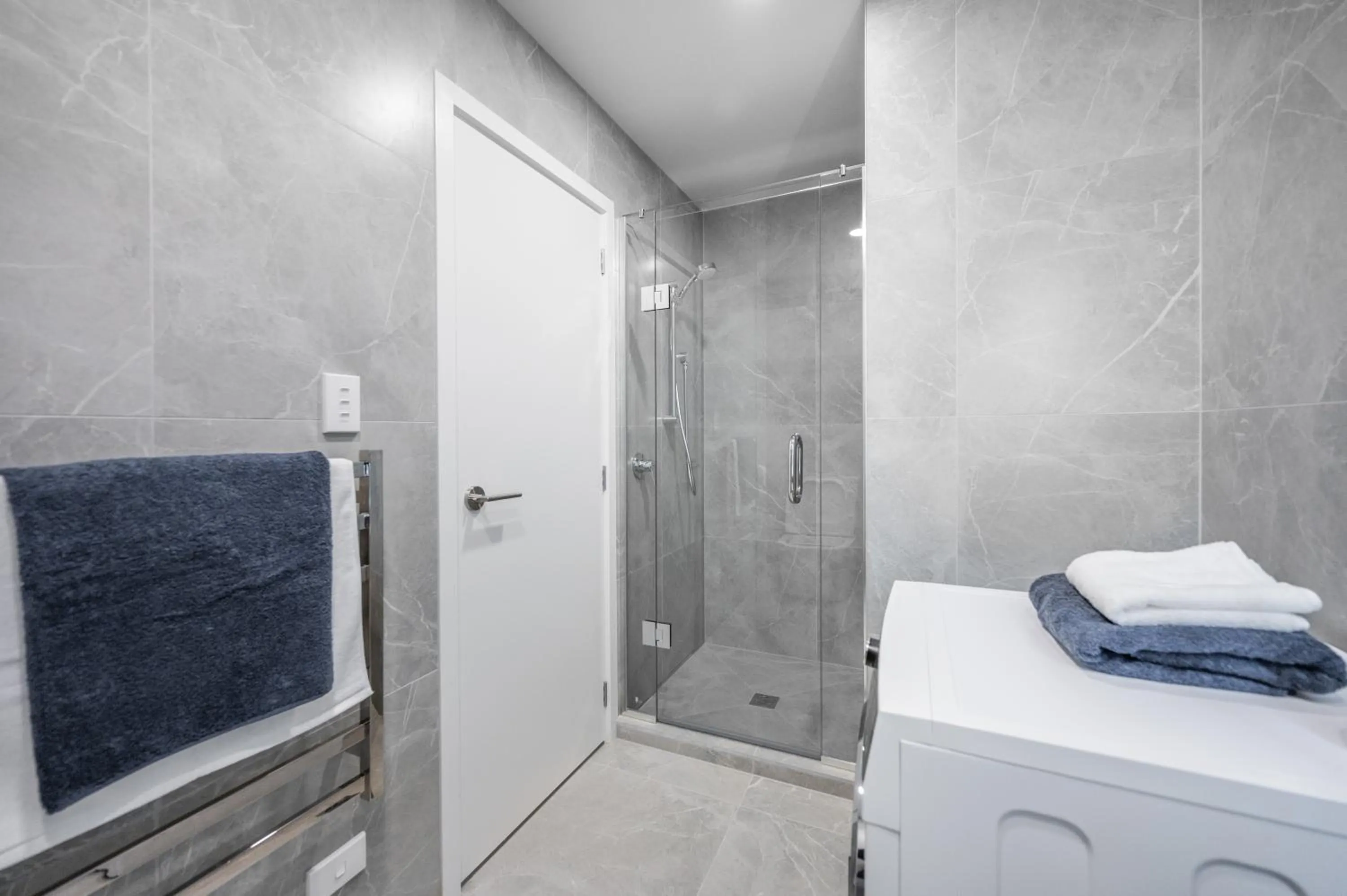 Shower, Bed in Sunrise Garden Suites