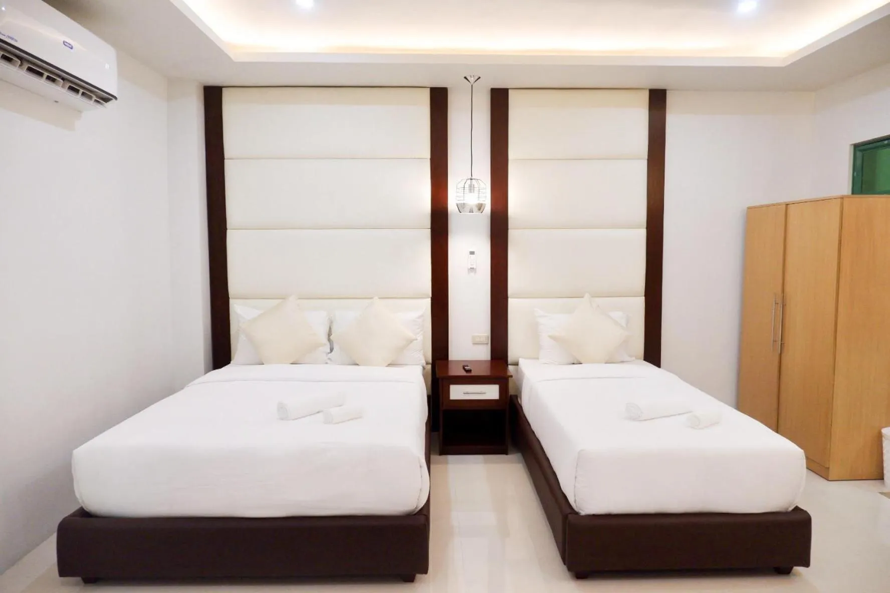 Bed in D and R Travellers Inn