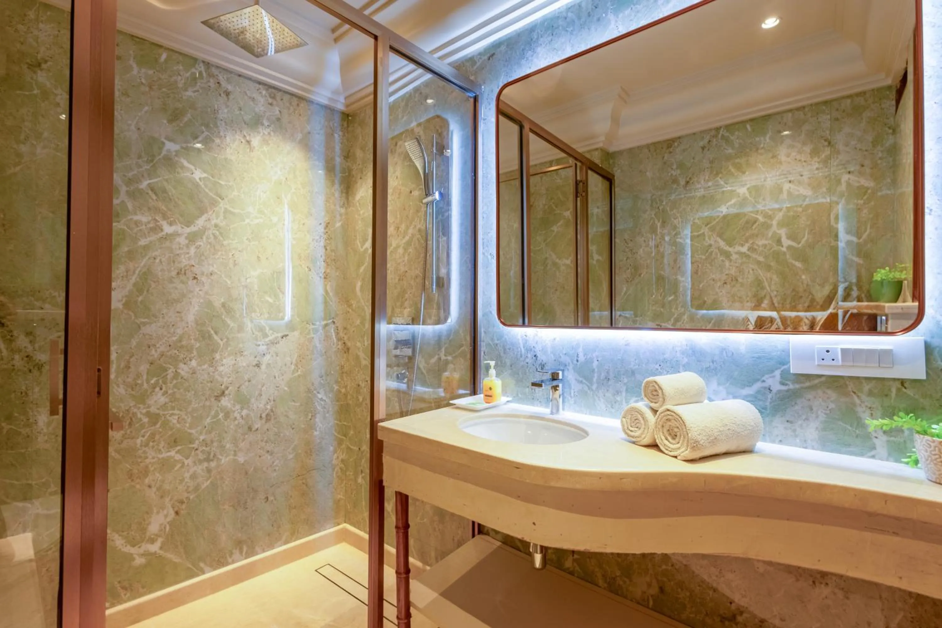 Bathroom in Jyoti Mahal - A Royal Heritage Hotel - Award Winning Hotel - Close to Connaught Place