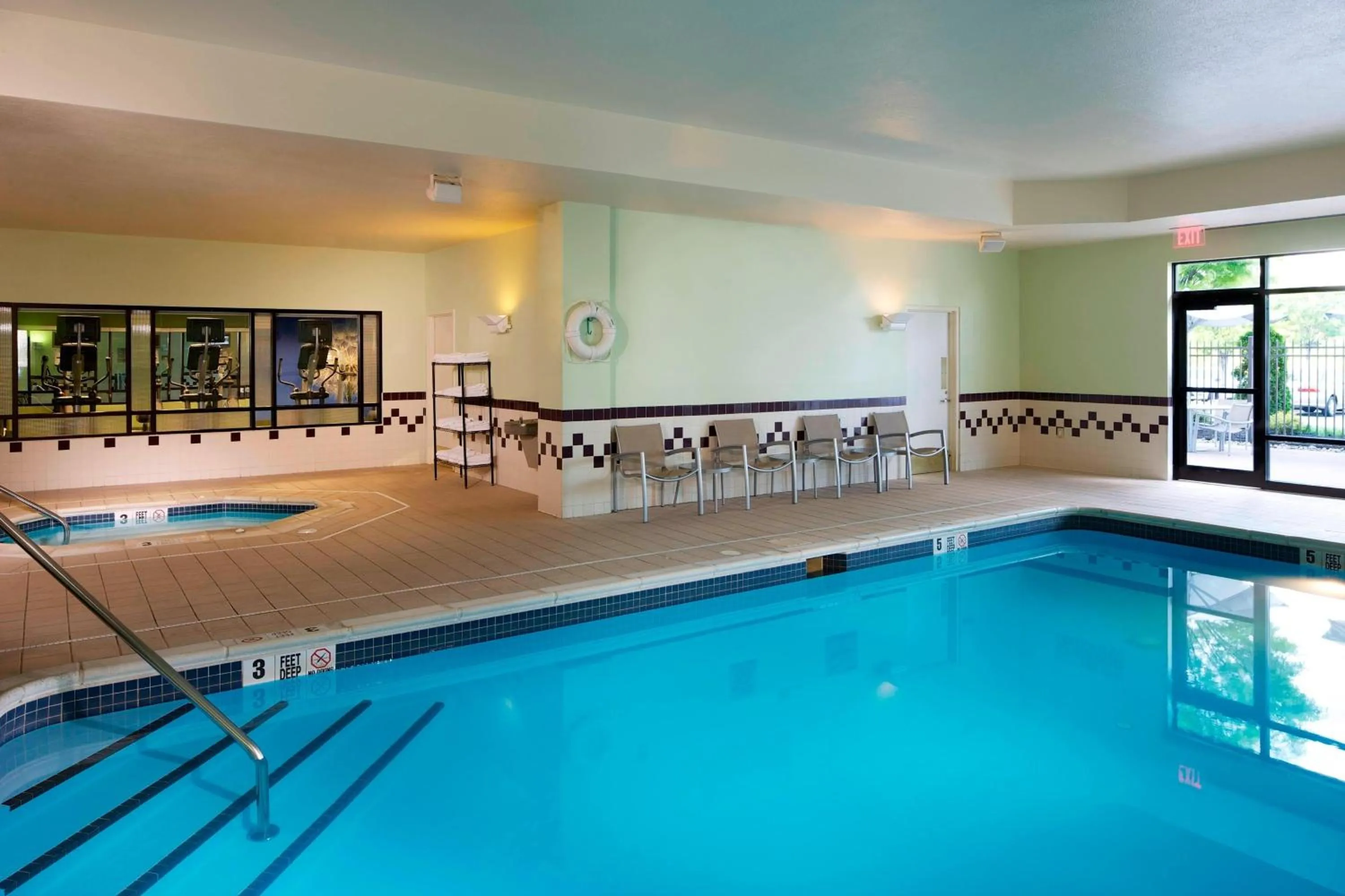 Swimming pool in SpringHill Suites by Marriott Newark International Airport