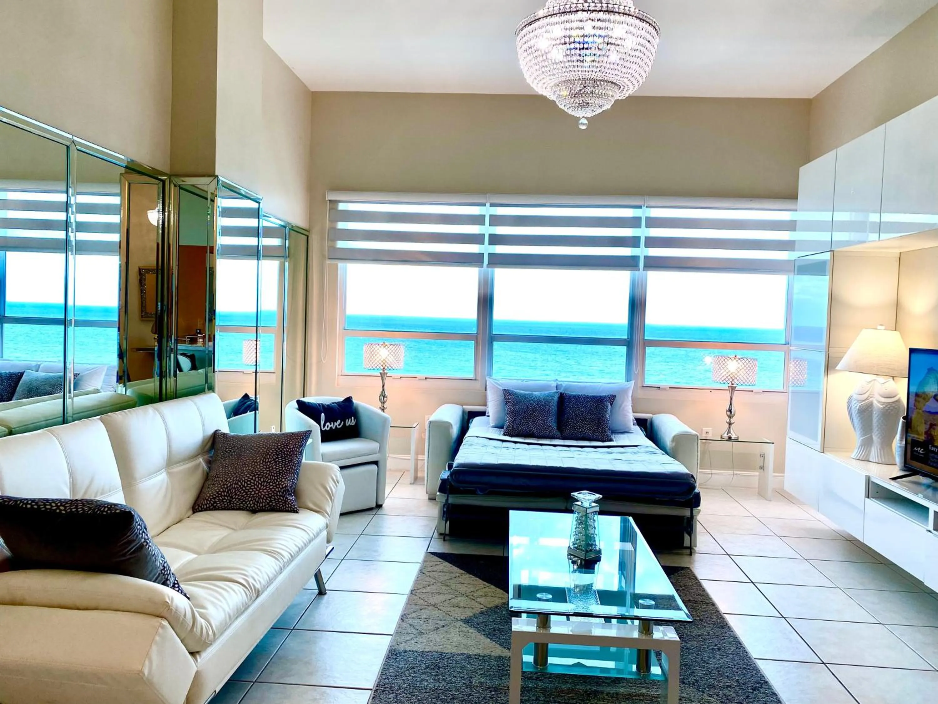 Bed in Castle Beach Resort Condo - Panoramic Large Penthouse or Deluxe 1 BR Direct Ocean View and beach access- Updated-Free parking-