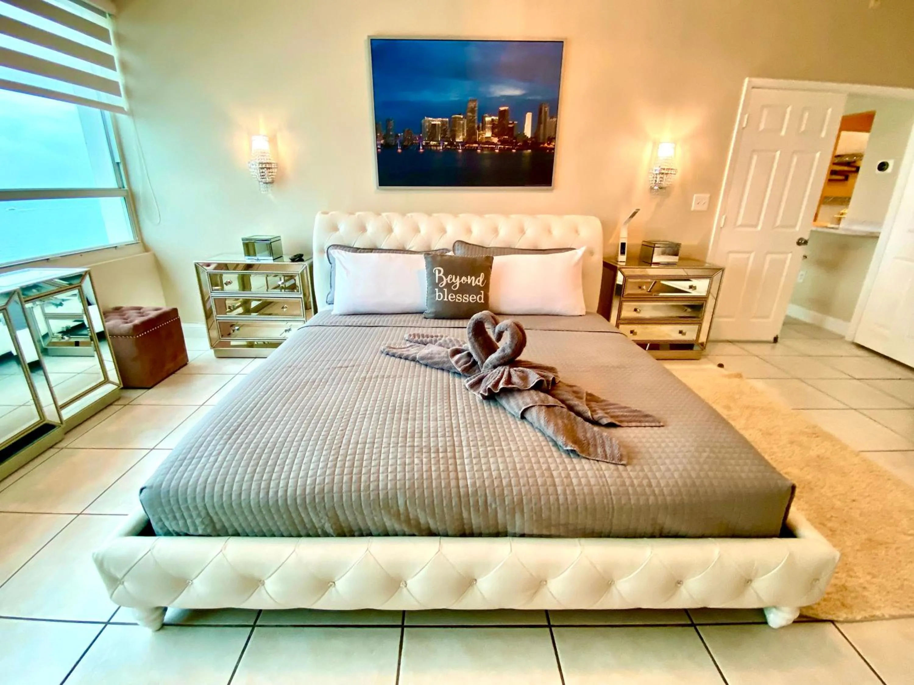 Bed in Castle Beach Resort Condo - Panoramic Large Penthouse or Deluxe 1 BR Direct Ocean View and beach access- Updated-Free parking-