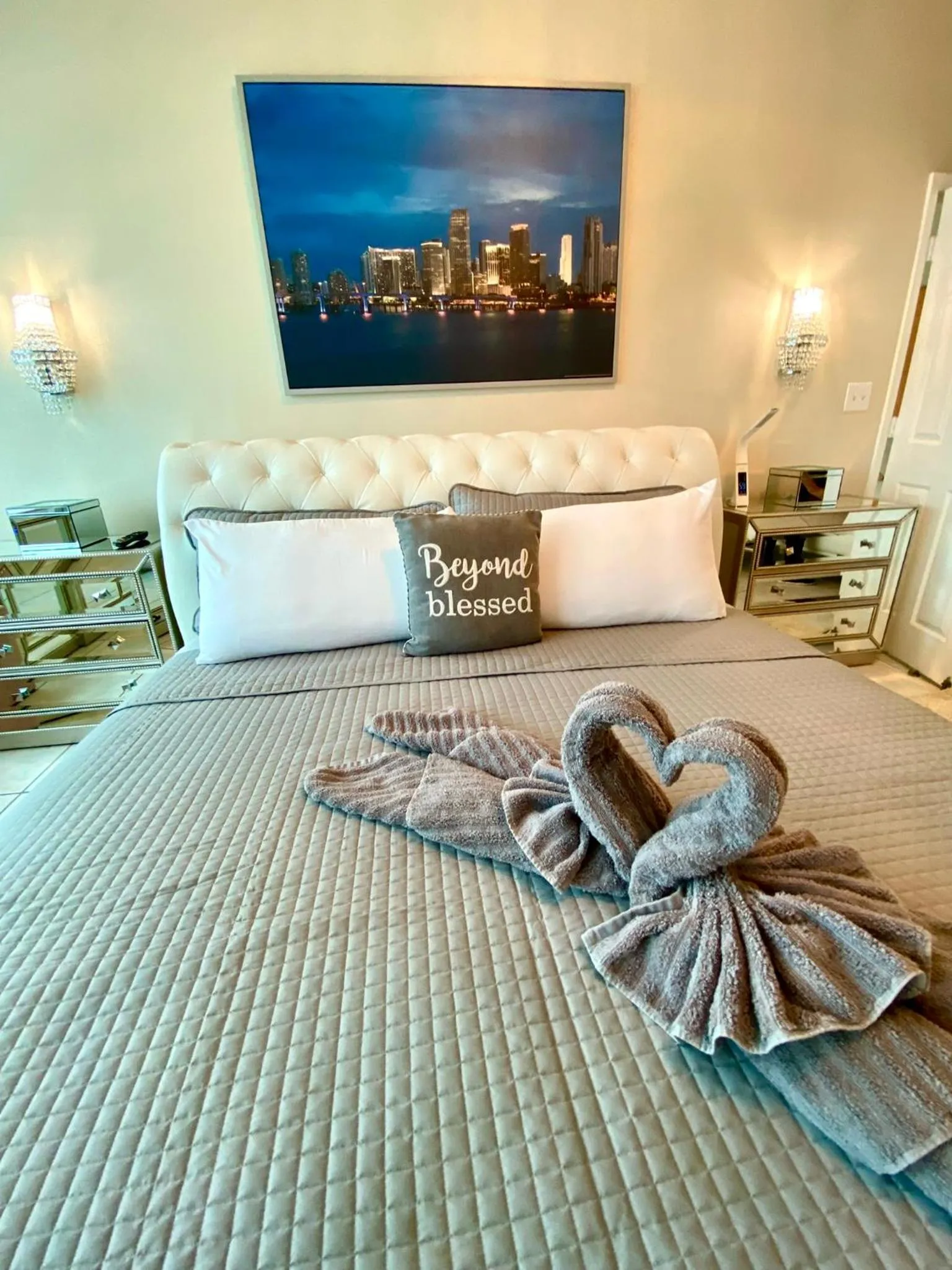 Bed in Castle Beach Resort Condo - Panoramic Large Penthouse or Deluxe 1 BR Direct Ocean View and beach access- Updated-Free parking-