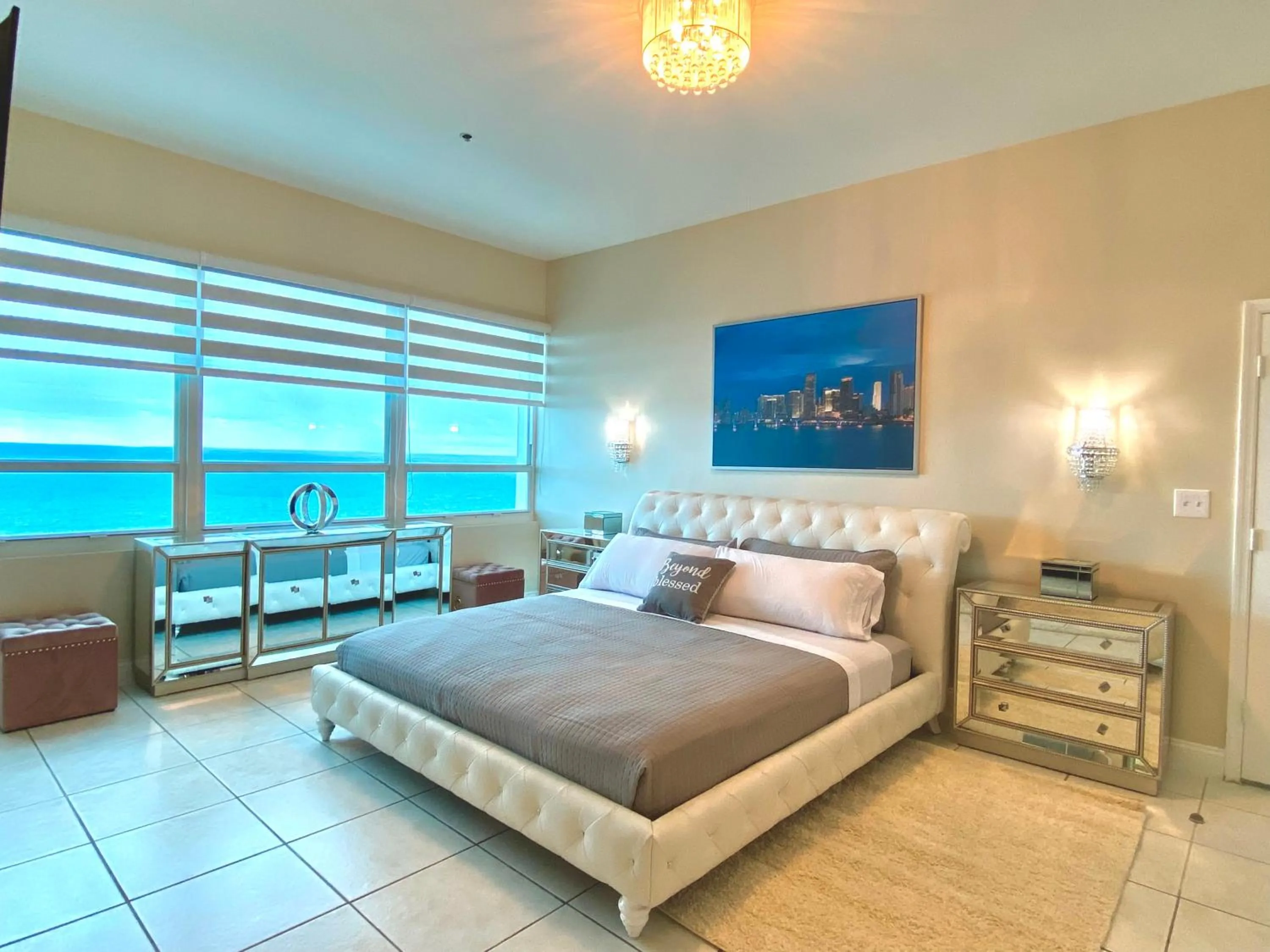 Bed in Castle Beach Resort Condo - Panoramic Large Penthouse or Deluxe 1 BR Direct Ocean View and beach access- Updated-Free parking-