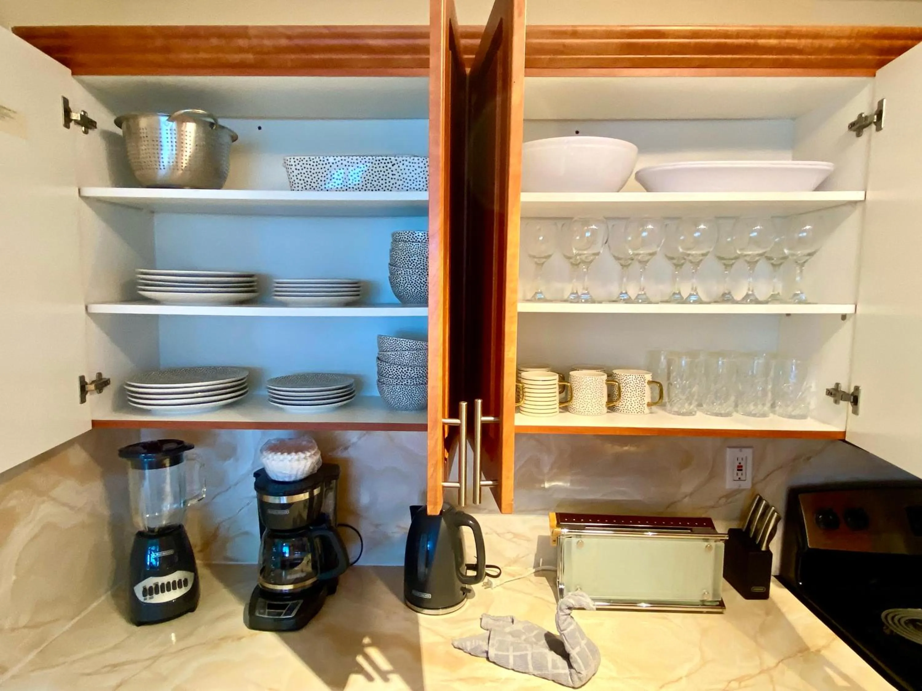 Coffee/tea facilities in Castle Beach Resort Condo - Panoramic Large Penthouse or Deluxe 1 BR Direct Ocean View and beach access- Updated-Free parking-