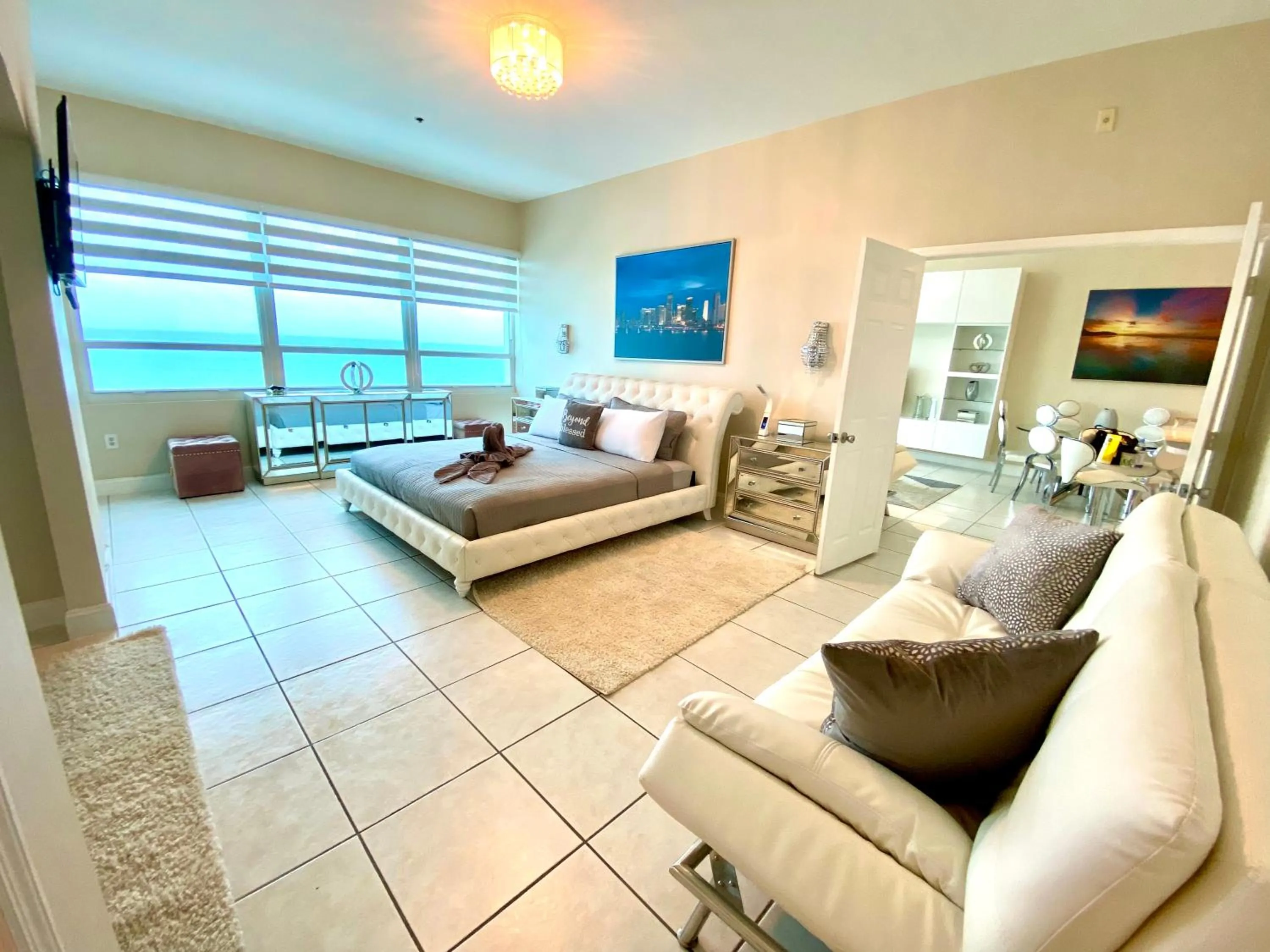 Bed in Castle Beach Resort Condo - Panoramic Large Penthouse or Deluxe 1 BR Direct Ocean View and beach access- Updated-Free parking-