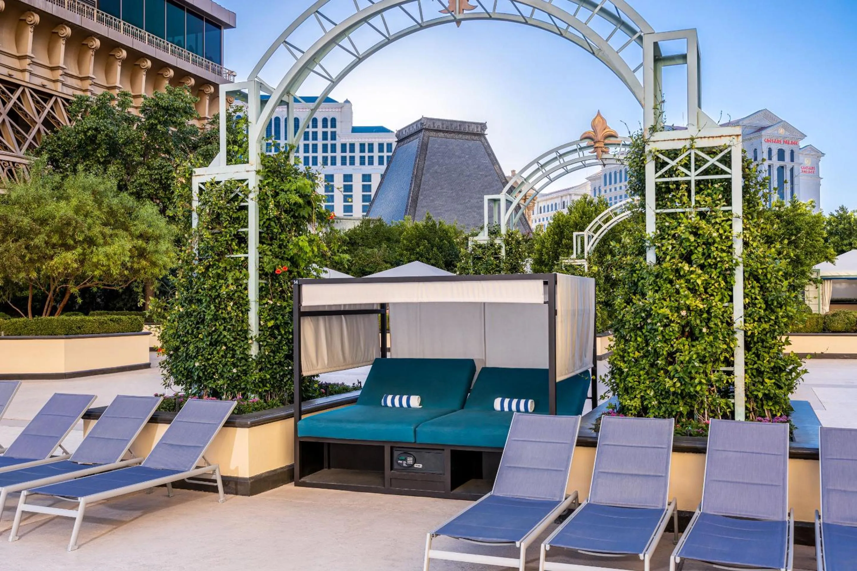 Swimming pool in Paris Las Vegas Hotel & Casino