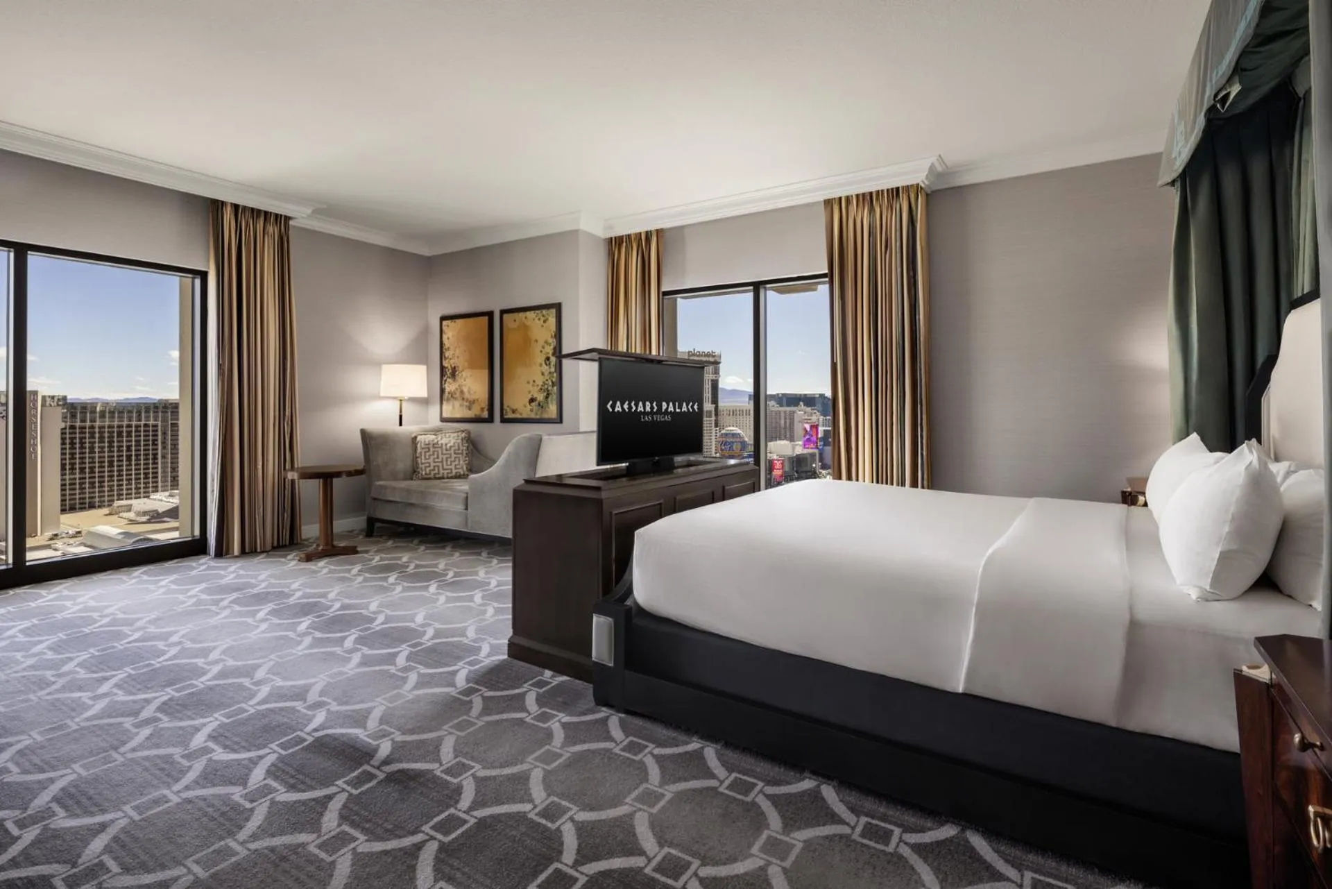 Bedroom, Bed in Caesars Palace Hotel & Casino