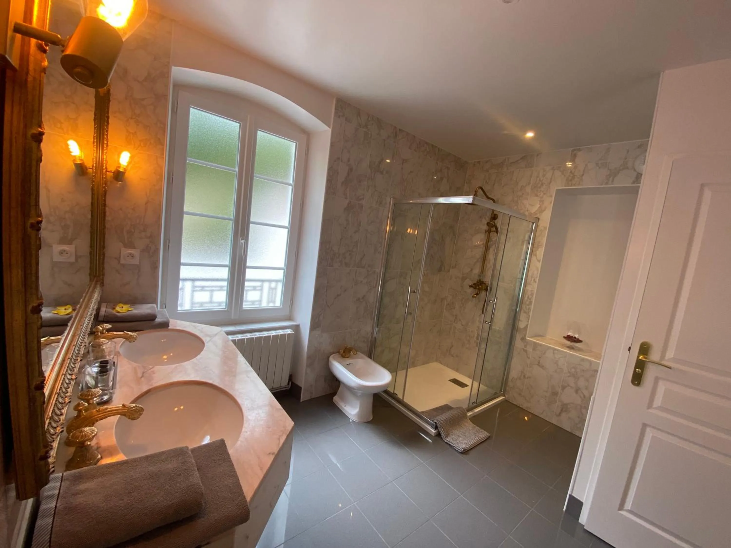 Bathroom in Logis Vélès