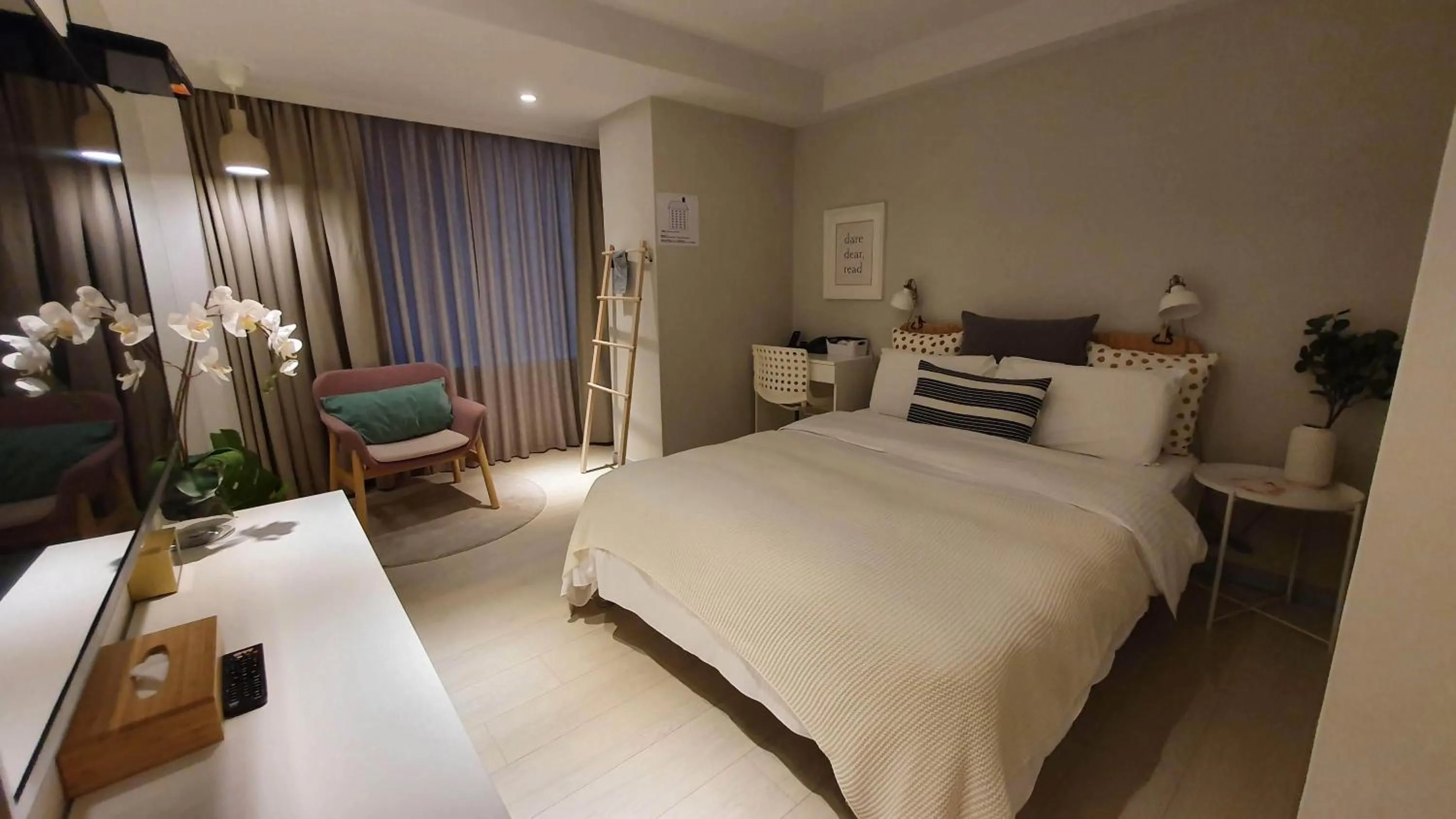 Photo of the whole room, Bed in Yomi Hotel - ShuangLian MRT