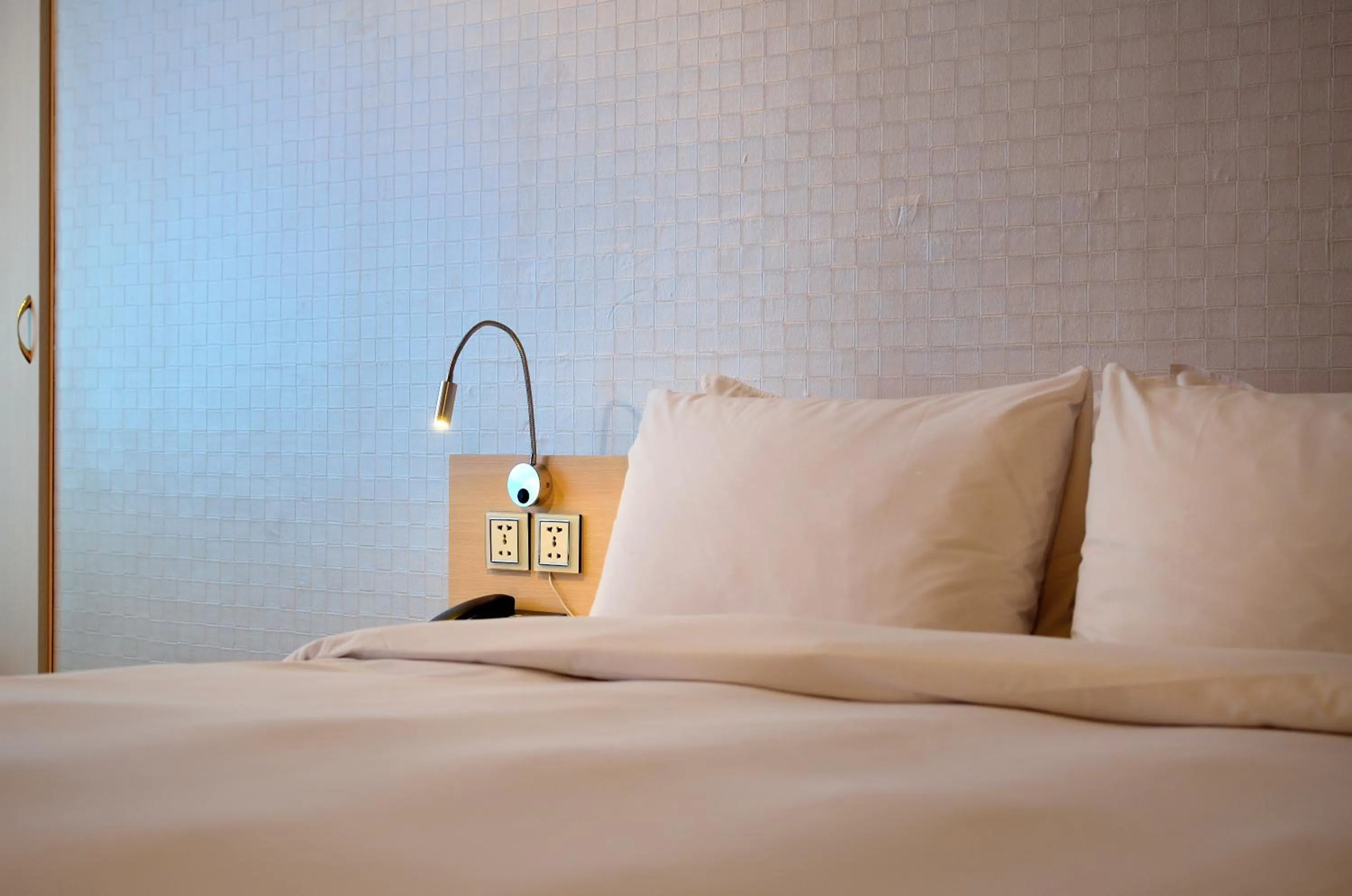 bunk bed, Bed in Yomi Hotel - ShuangLian MRT