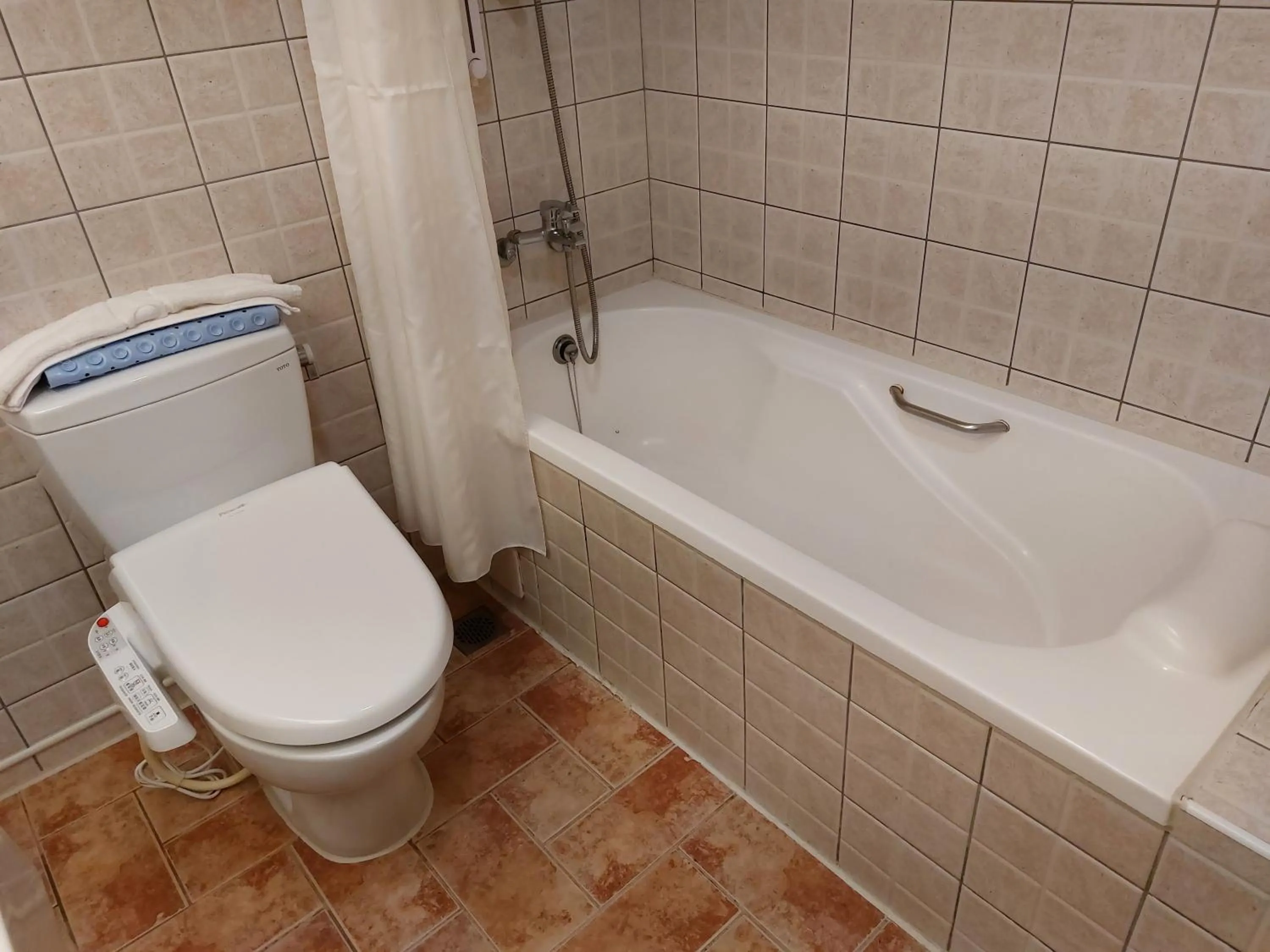 Toilet in Yomi Hotel - ShuangLian MRT