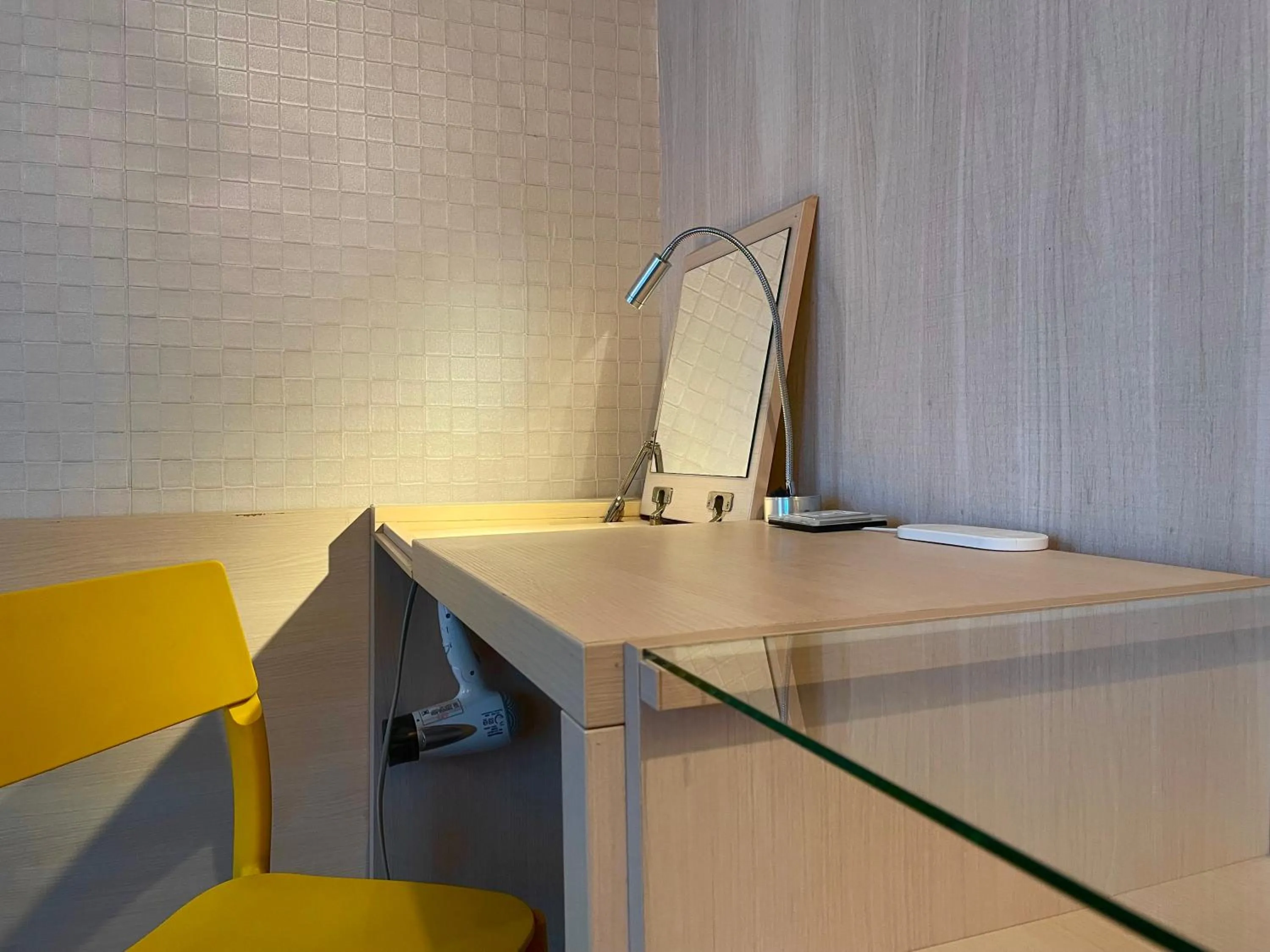 hair dresser in Yomi Hotel - ShuangLian MRT