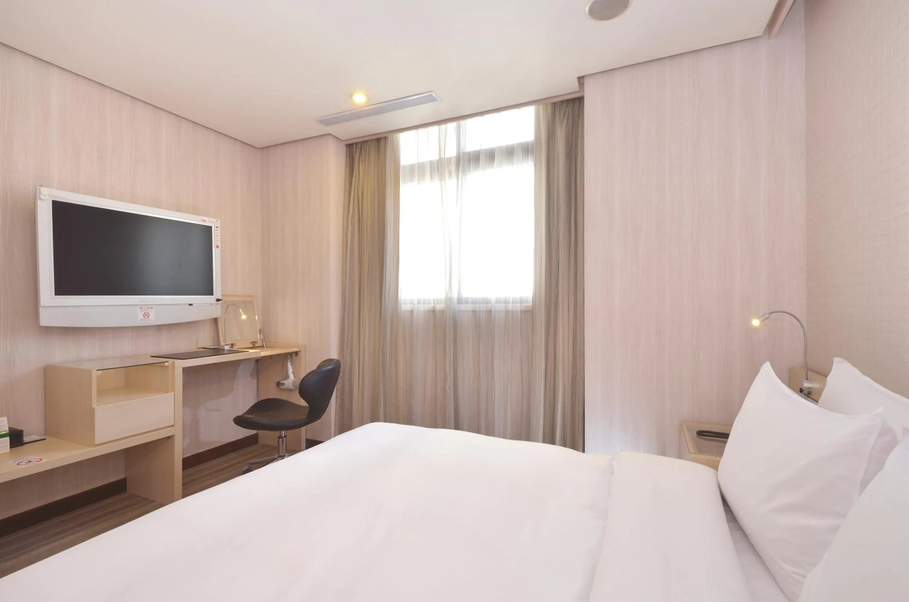 Bedroom, Bed in Yomi Hotel - ShuangLian MRT