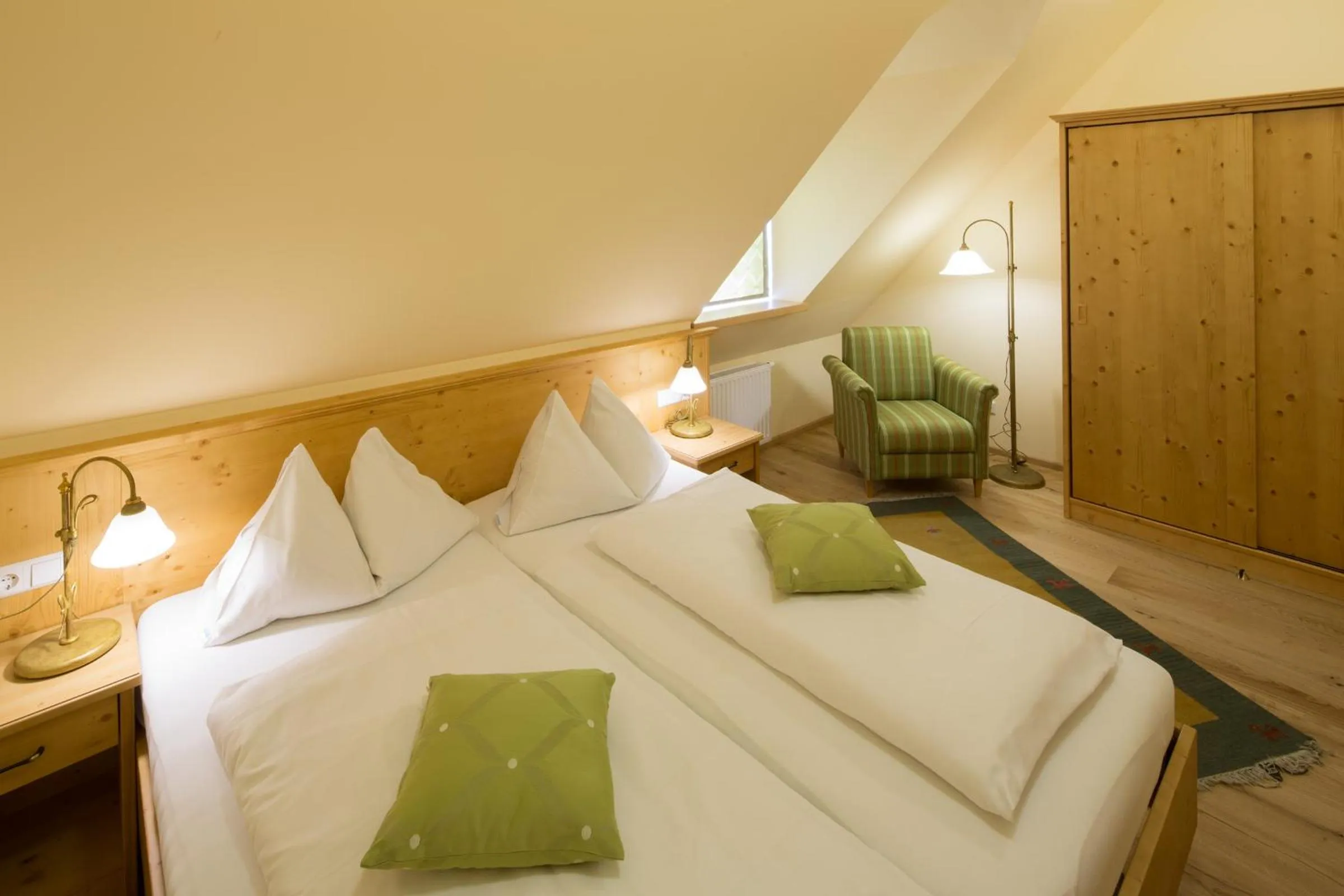 Bedroom, Bed in Hotel Zum Schwarzen Bären