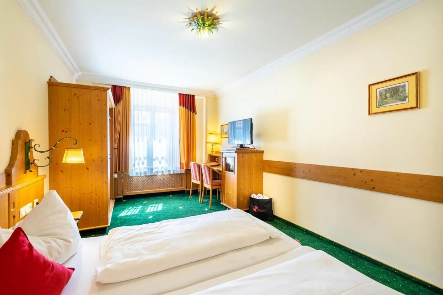 Bedroom, Bed in Hotel Zum Schwarzen Bären