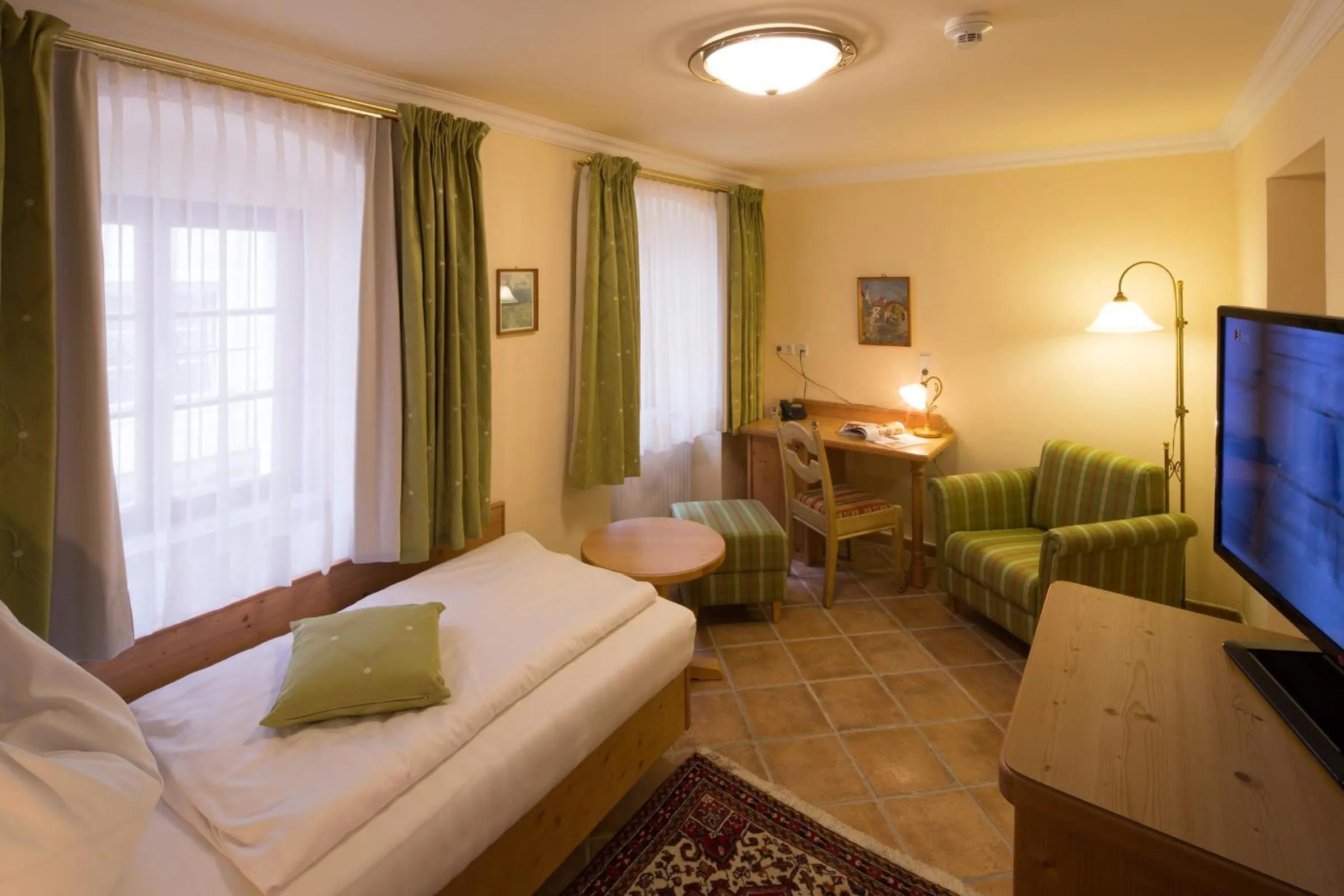 Bedroom, Bed in Hotel Zum Schwarzen Bären