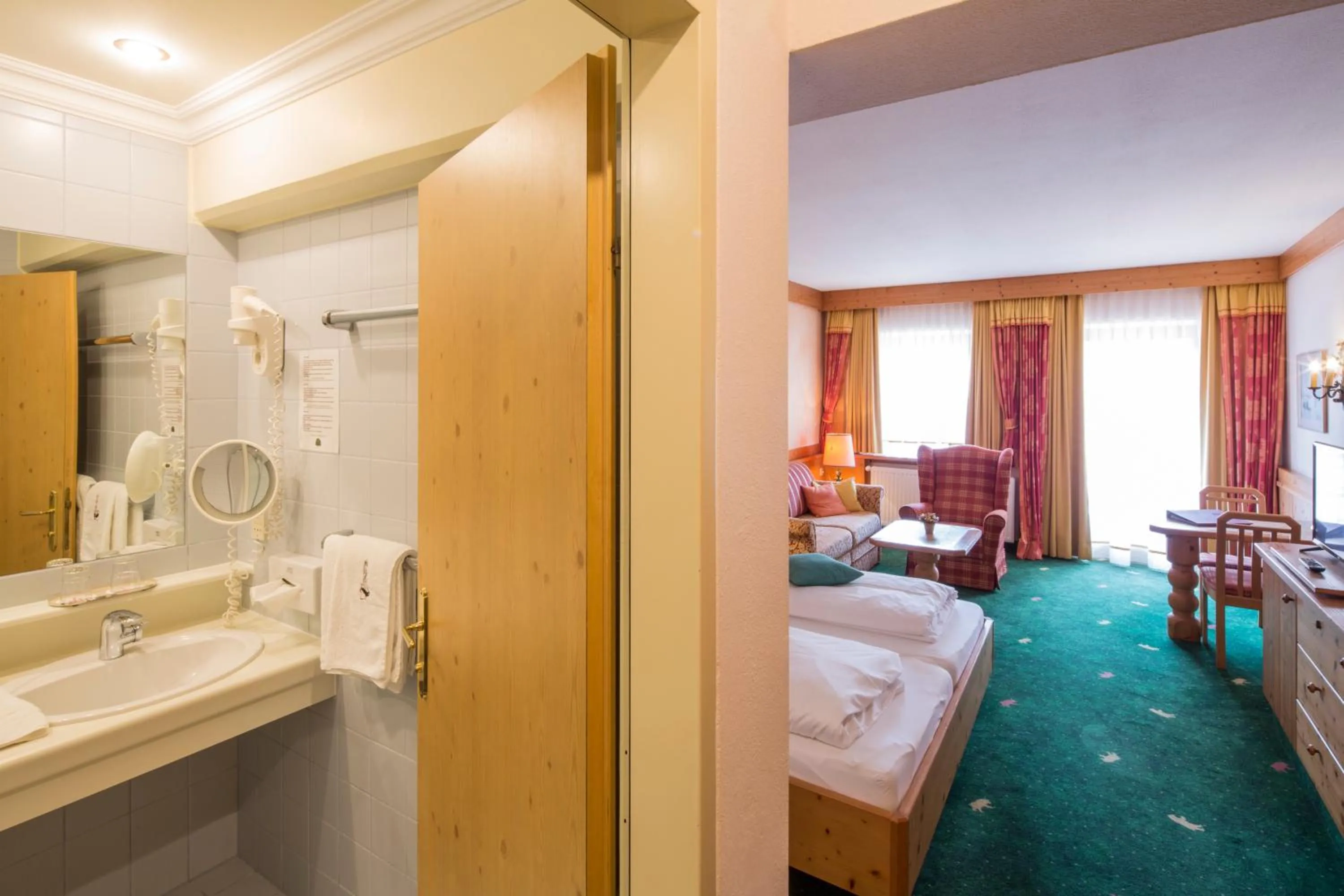 Bathroom, Bed in Hotel Zum Schwarzen Bären