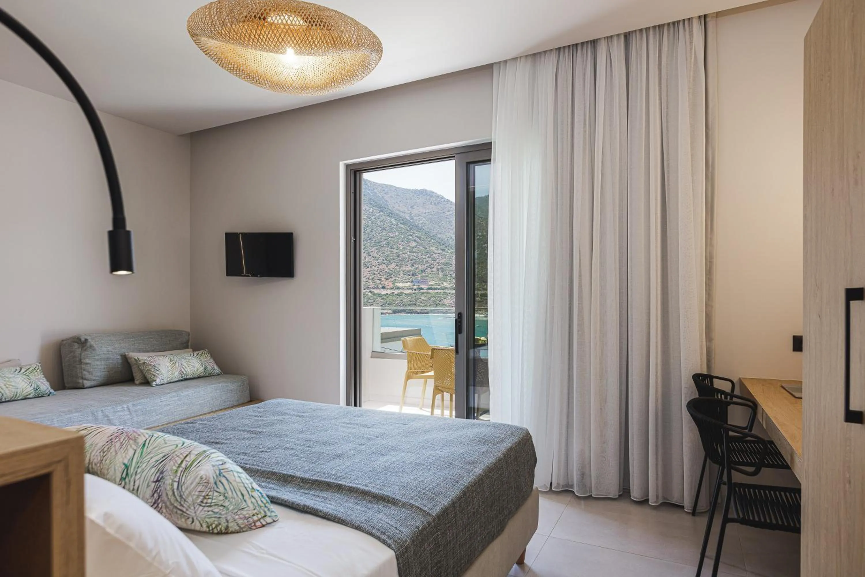 Bedroom, Bed in Mira Mare Luxury Residence