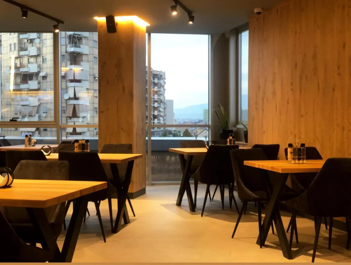 Restaurant/places to eat in Granda Hotel