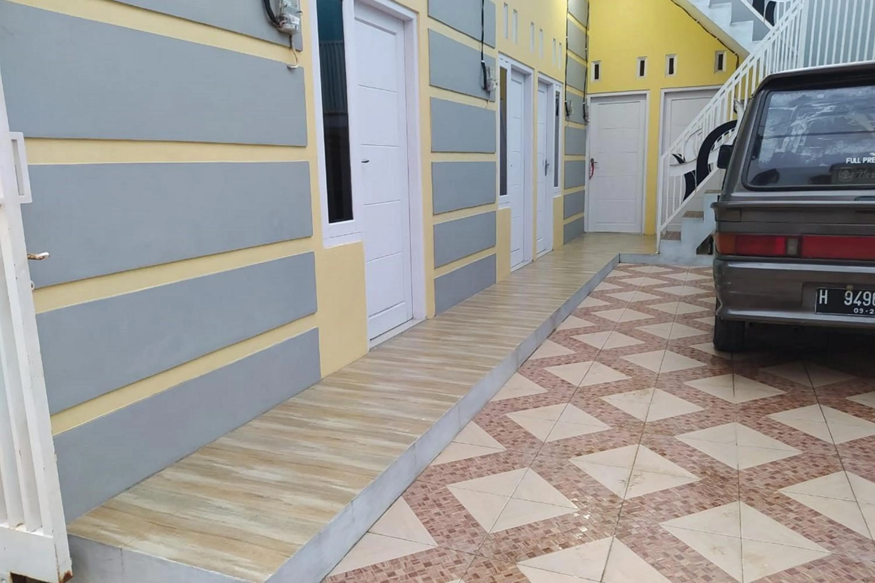 Parking in Guesthouse Berlian Batang Syariah near Kampung Kalisalak Park