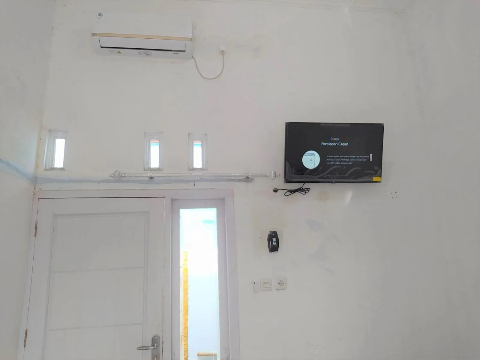 TV and multimedia in Guesthouse Berlian Batang Syariah near Kampung Kalisalak Park