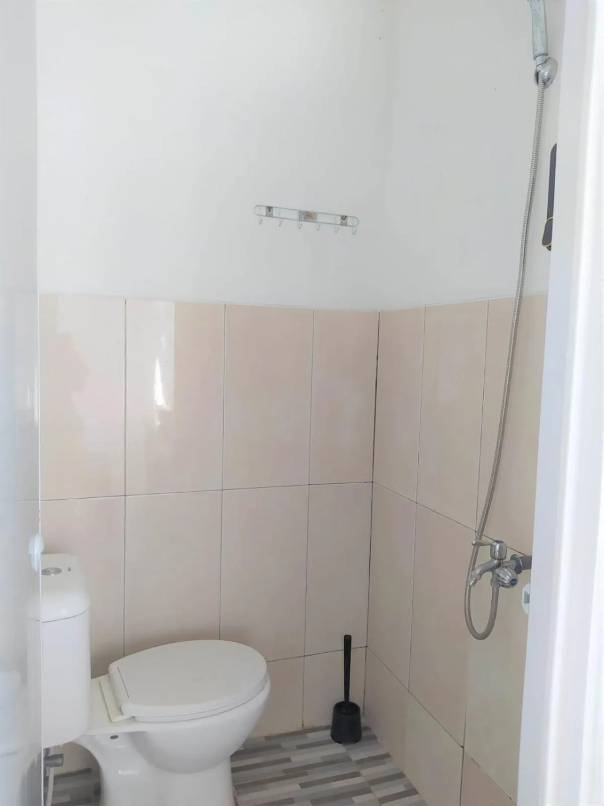 Shower in Guesthouse Berlian Batang Syariah near Kampung Kalisalak Park