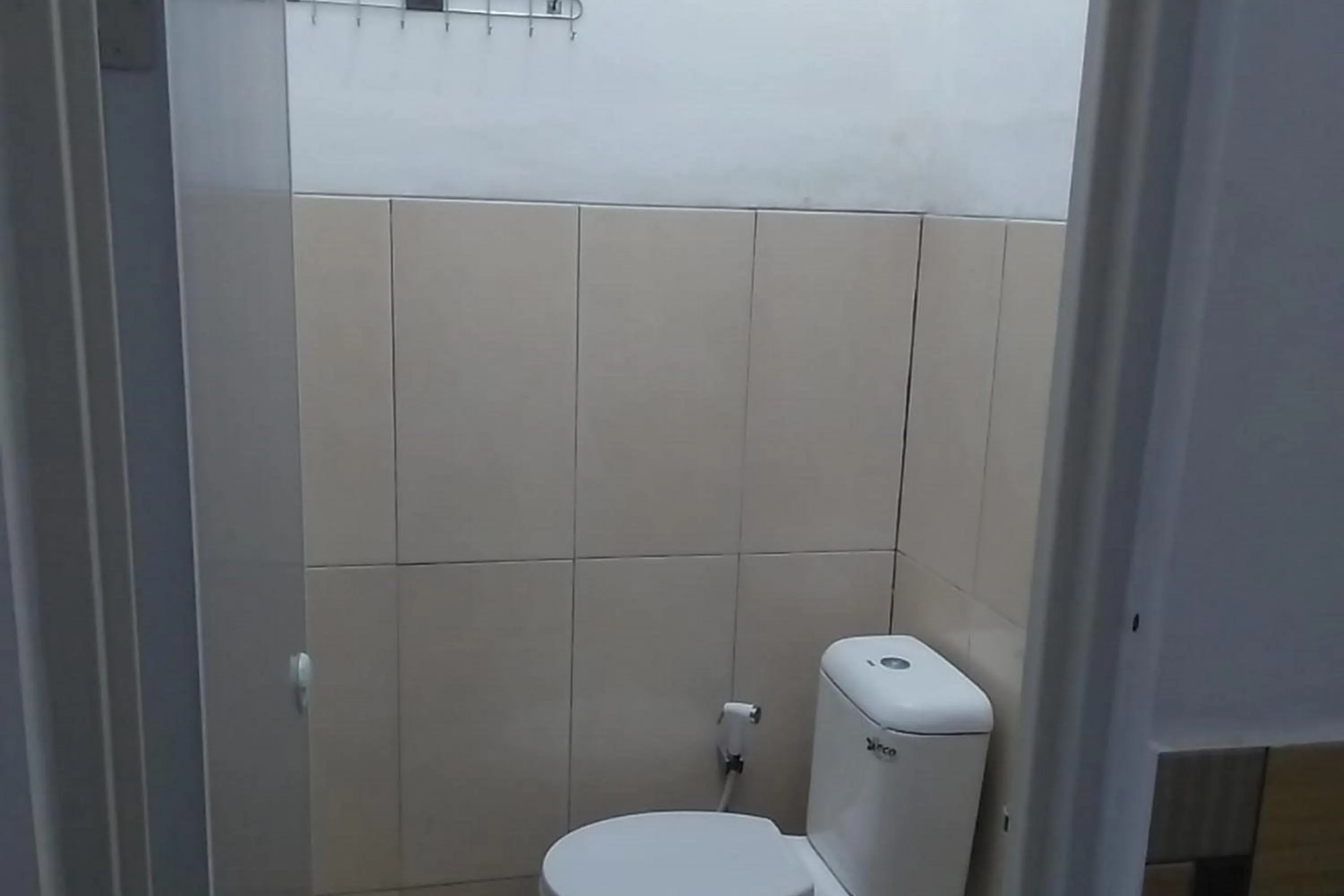 Toilet in Guesthouse Berlian Batang Syariah near Kampung Kalisalak Park