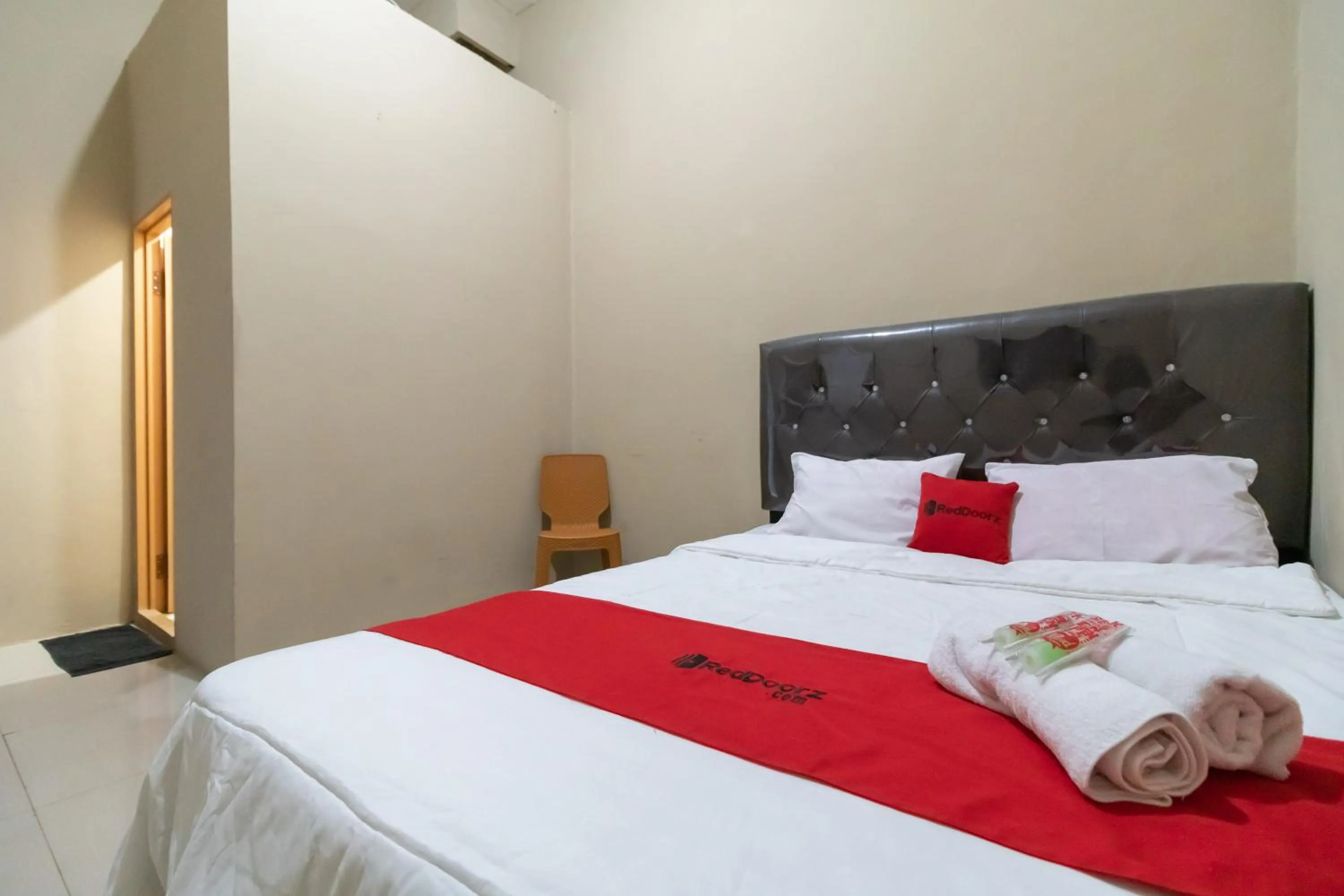 Bedroom in RedDoorz near Palembang Trade Center 4