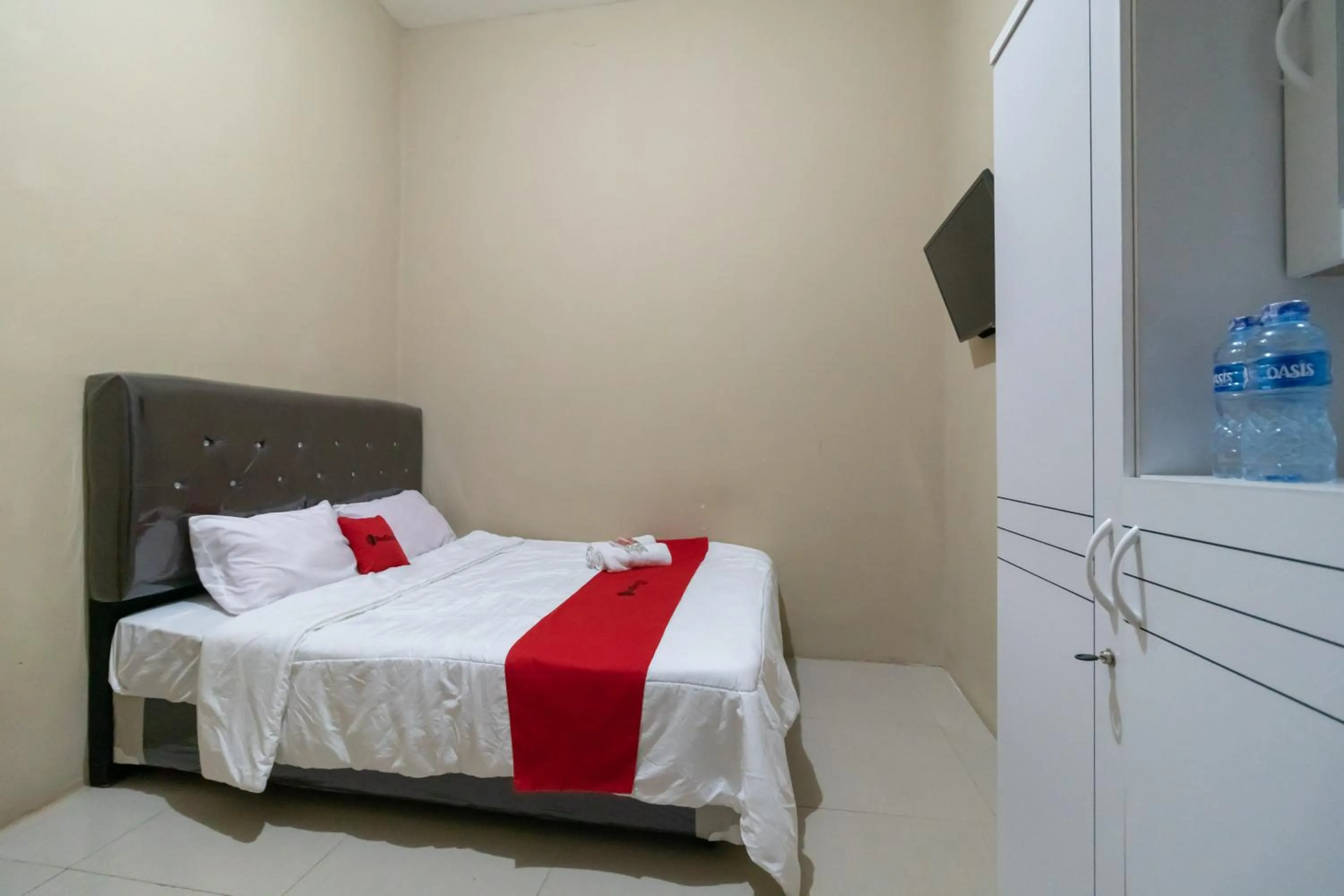 Bedroom in RedDoorz near Palembang Trade Center 4