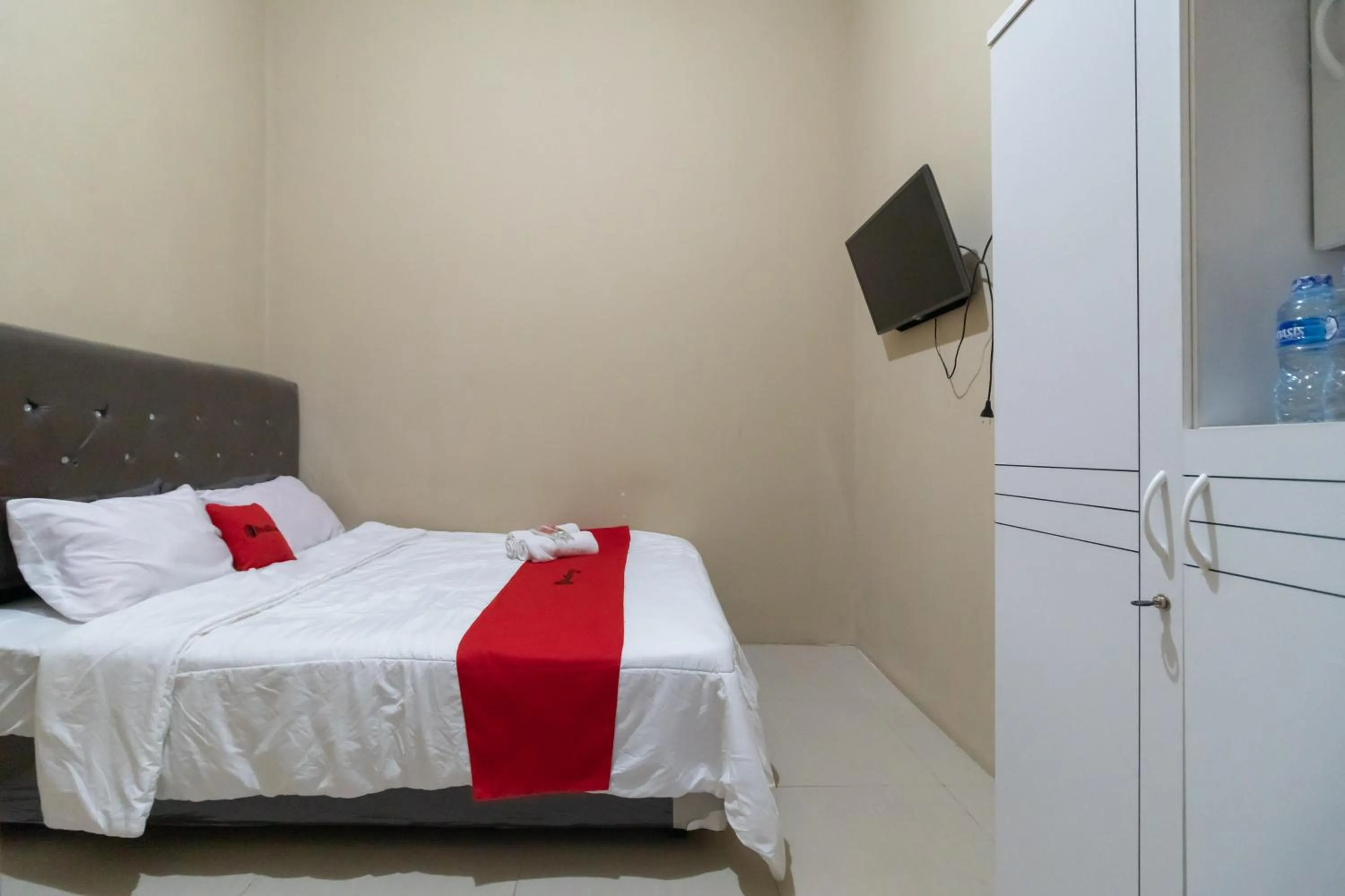 Bedroom in RedDoorz near Palembang Trade Center 4