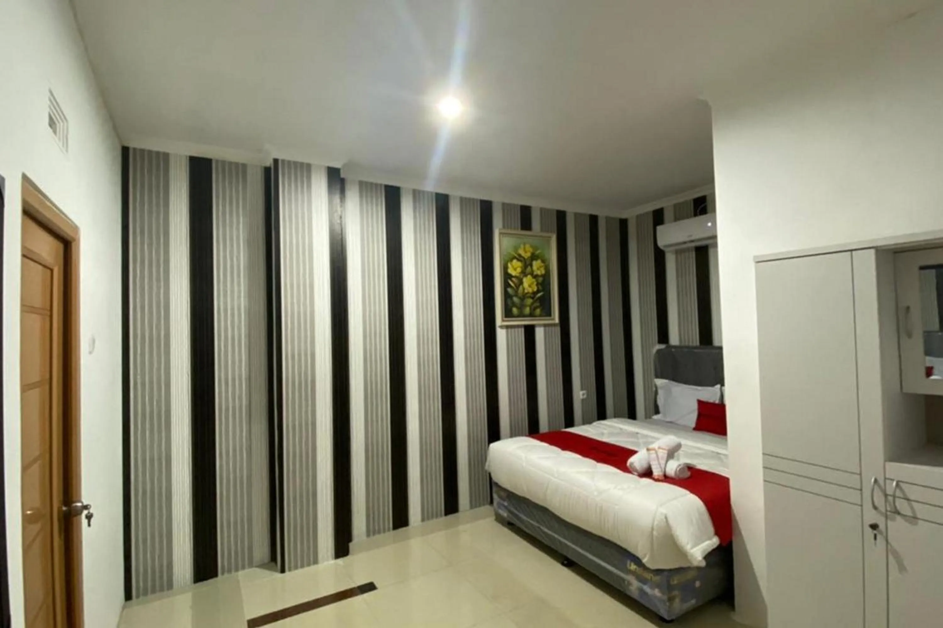 Bed in RedDoorz Plus @ Rawamangun