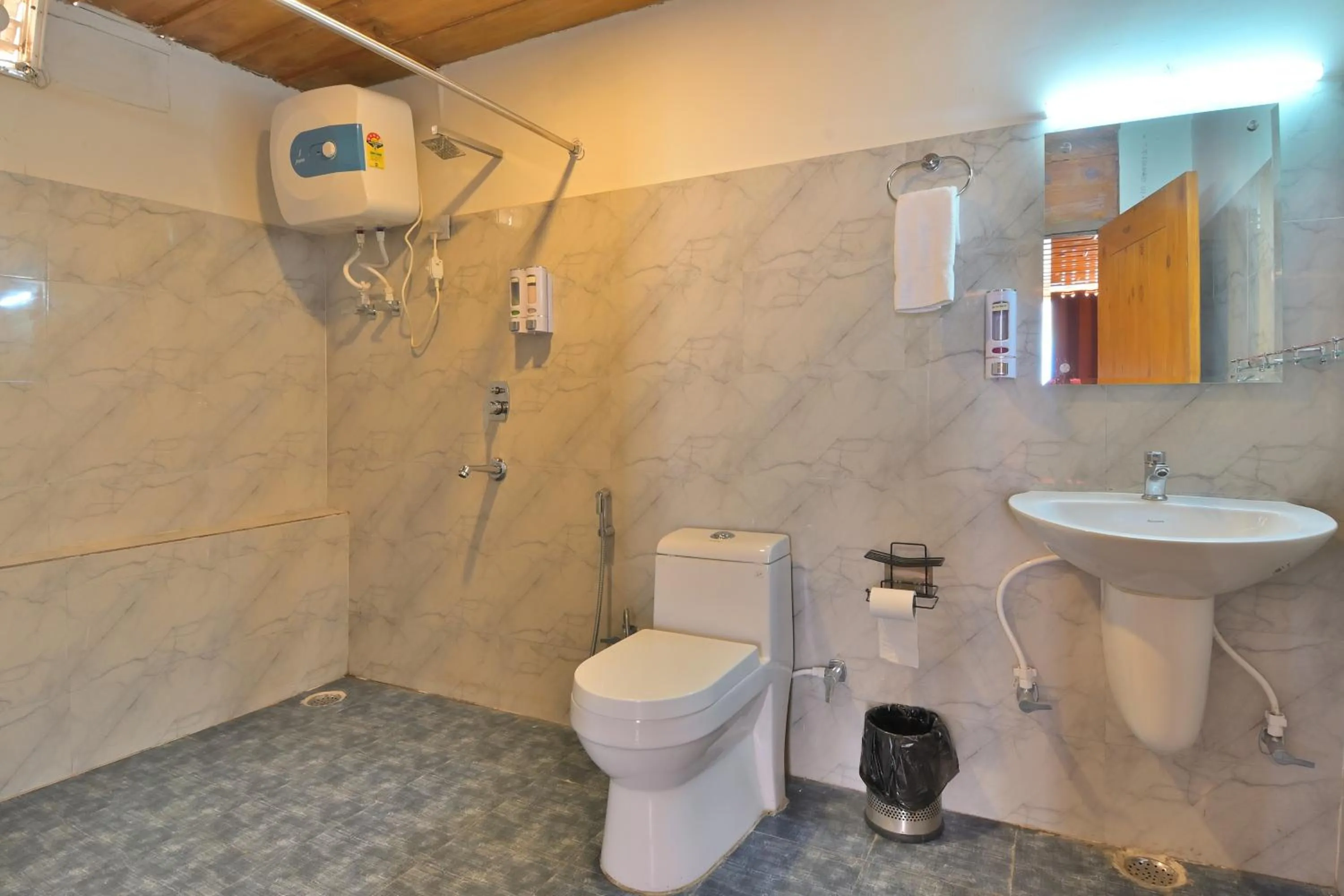 Bathroom in LA Riqueza Kanatal - Mountain View Rooms - Best Location - Amazing Food - Close to Jungle Safari & Adventure Activities